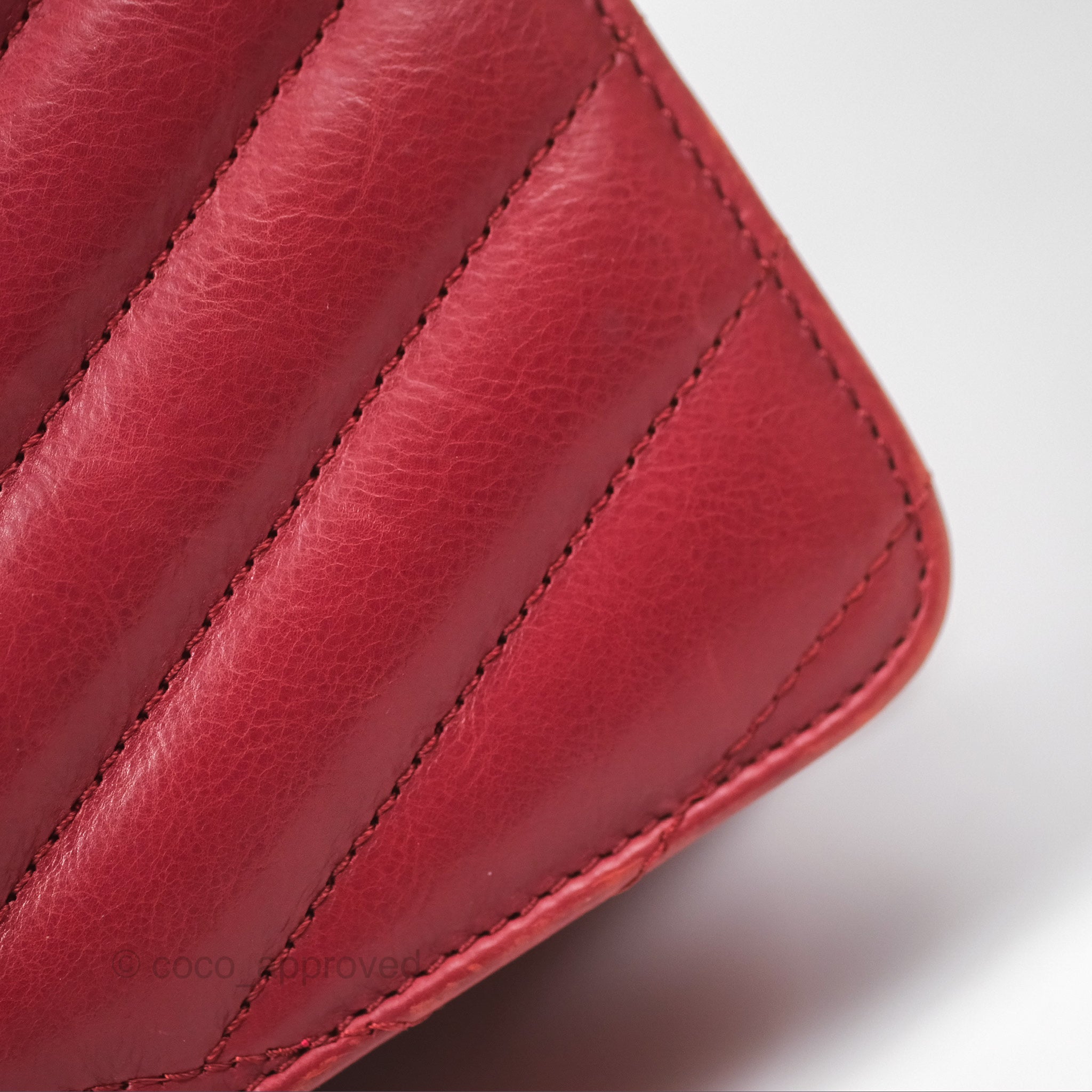 Chanel Chevron Shoulder Bag in Red Calfskin Leather with Aged Gold Hardware - Luxury Crossbody Purse for Women, Perfect for Parties, Date Nights & Special Occasions