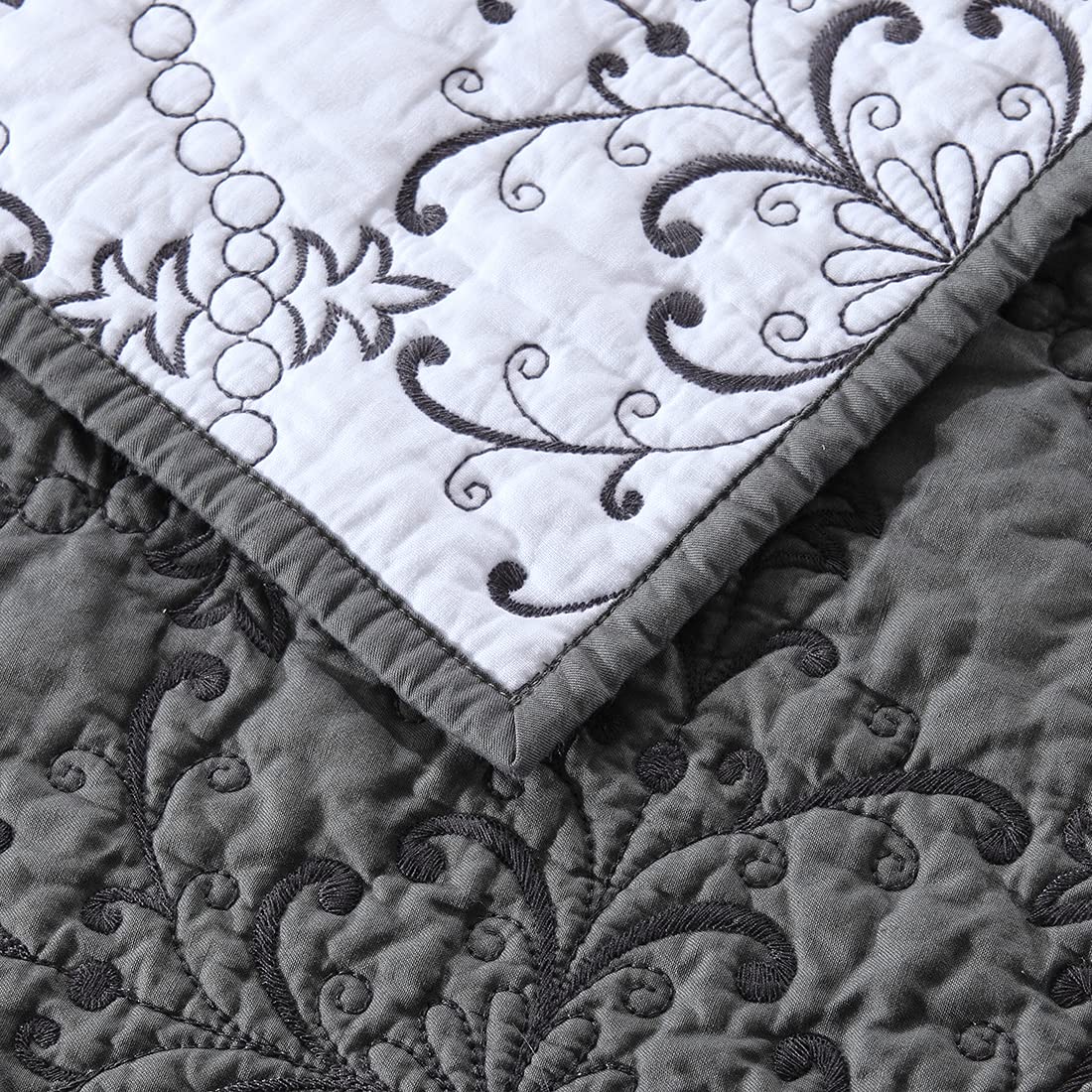 VCTOPS 3-Piece Embroidered Floral Quilt Set - Oversized Queen 100% Cotton Reversible Bedspread with 2 Pillow Shams, Soft Lightweight Coverlet (105