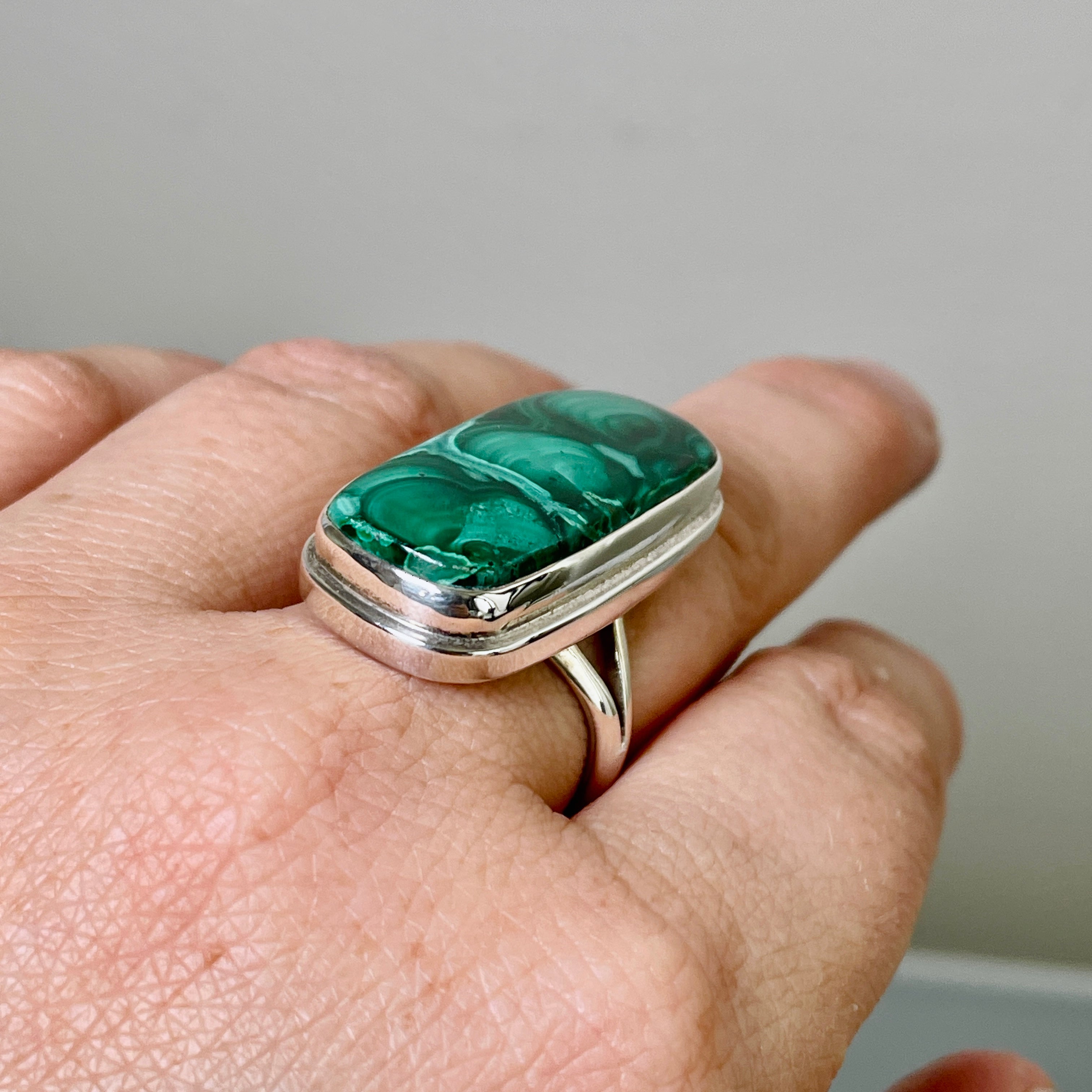 Malachite Oval Cabochon Ring for Women - Sterling Silver Split Band Size 8 - KRGJ1702 - Perfect for Everyday Wear, Gift Giving & Boho Jewelry Lovers