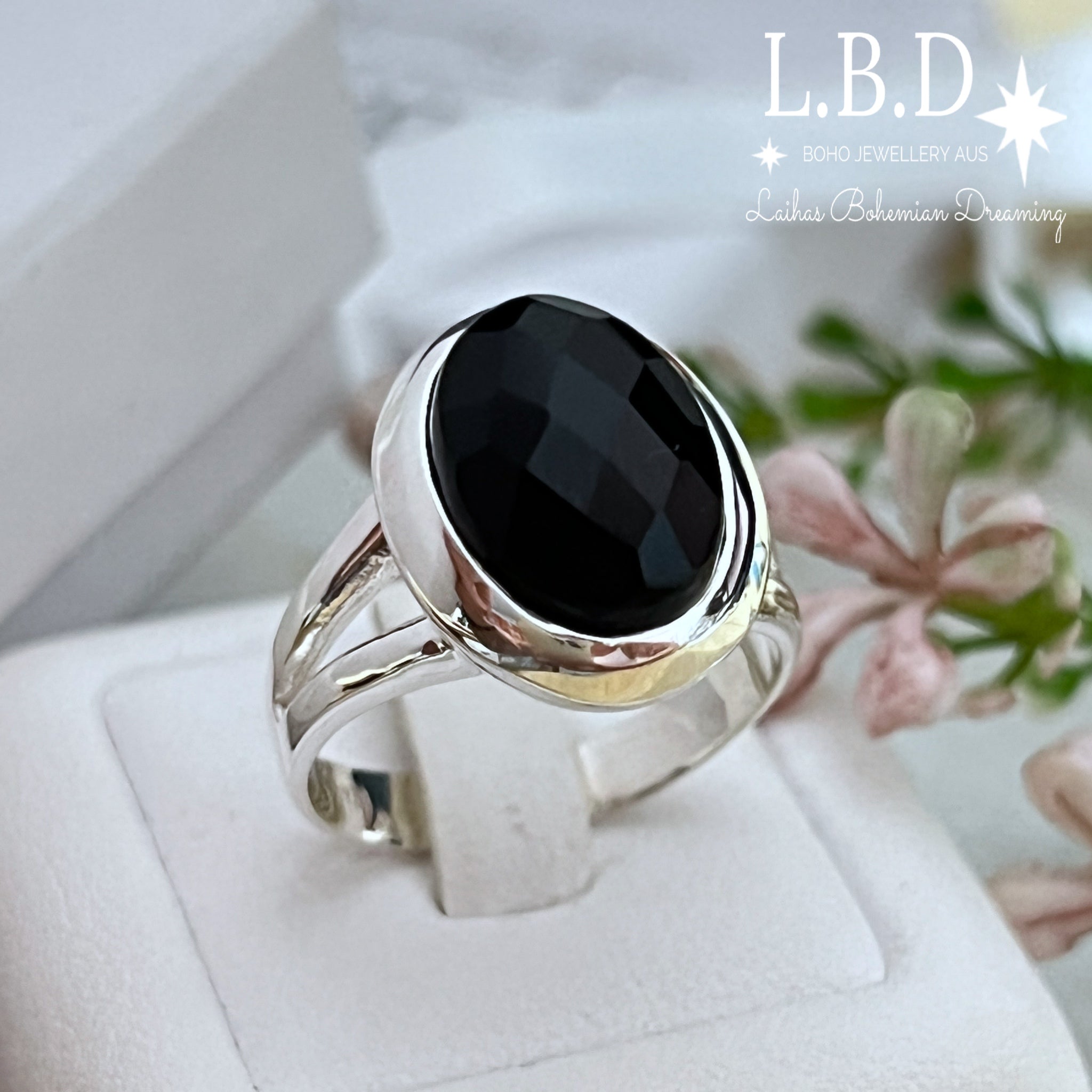 Laihas Iridescent Oval Onyx Ring for Women - Elegant Black Onyx Jewelry - Perfect for Wedding, Party & Evening Wear