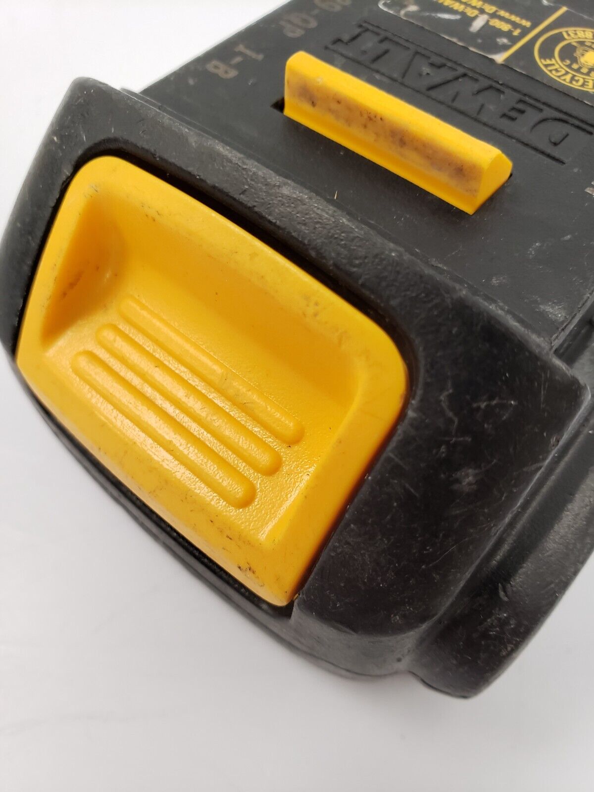 DEWALT DCB201 20V MAX Lithium-Ion Battery Pack - Compatible with DEWALT 20V Tools - Power Drills, Saws, Flashlights & More - Ideal for Construction, DIY Projects & Home Improvement