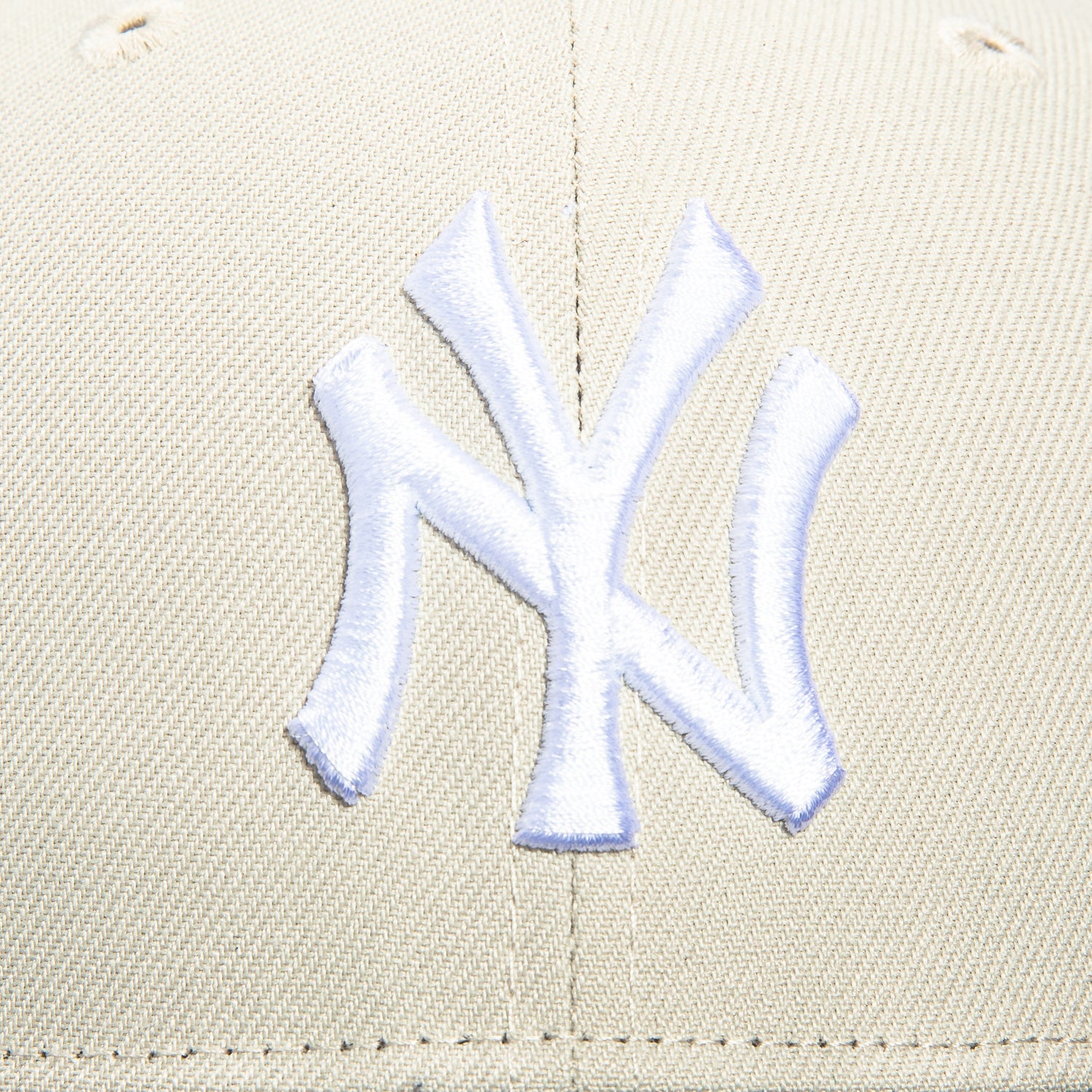 New Era 59Fifty New York Yankees Baseball Cap - Adjustable Snapback Hat in Stone & Navy Colors | Perfect for Baseball Games, Streetwear Fashion & Sports Fans