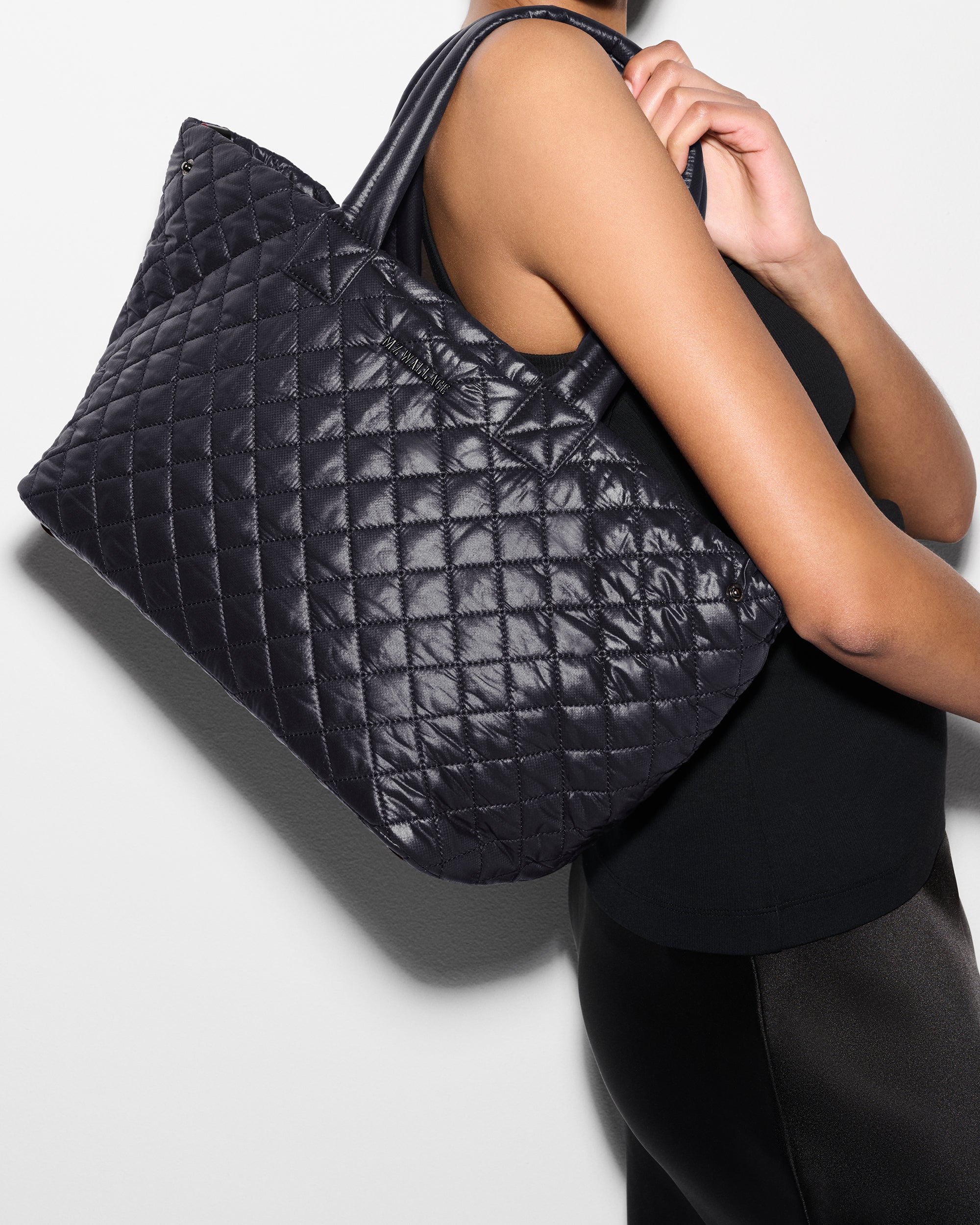 Stylish Black Medium Metro City Tote Bag for Women - Fashionable Everyday Handbag for Work, Shopping & Travel