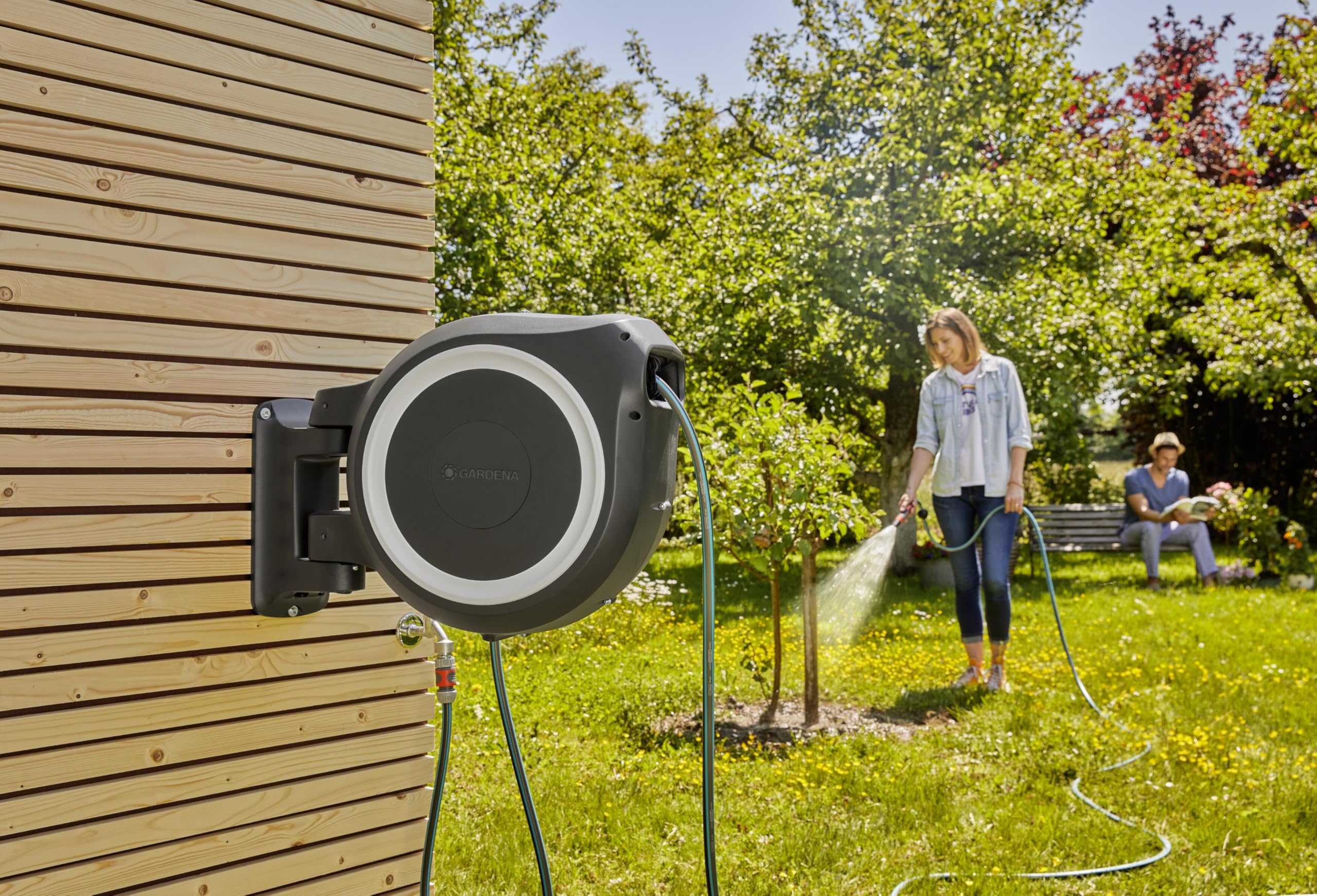 **Gardena Wall-Mounted Hose Box Rollup L (White) 30 m – Heavy-Duty Watering System for Large Gardens, Swivel Hose Reel with 30 m Premium Garden Hose & Mounting Kit (18627-20) – Ideal for Patio, Lawn, and Outdoor Plant Care**