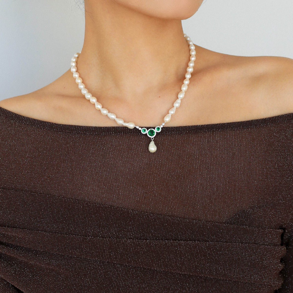 Baroque Pearl and Emerald Pendant Necklace - Vintage Style Dangle Jewelry for Women - Perfect for Weddings, Parties & Special Occasions