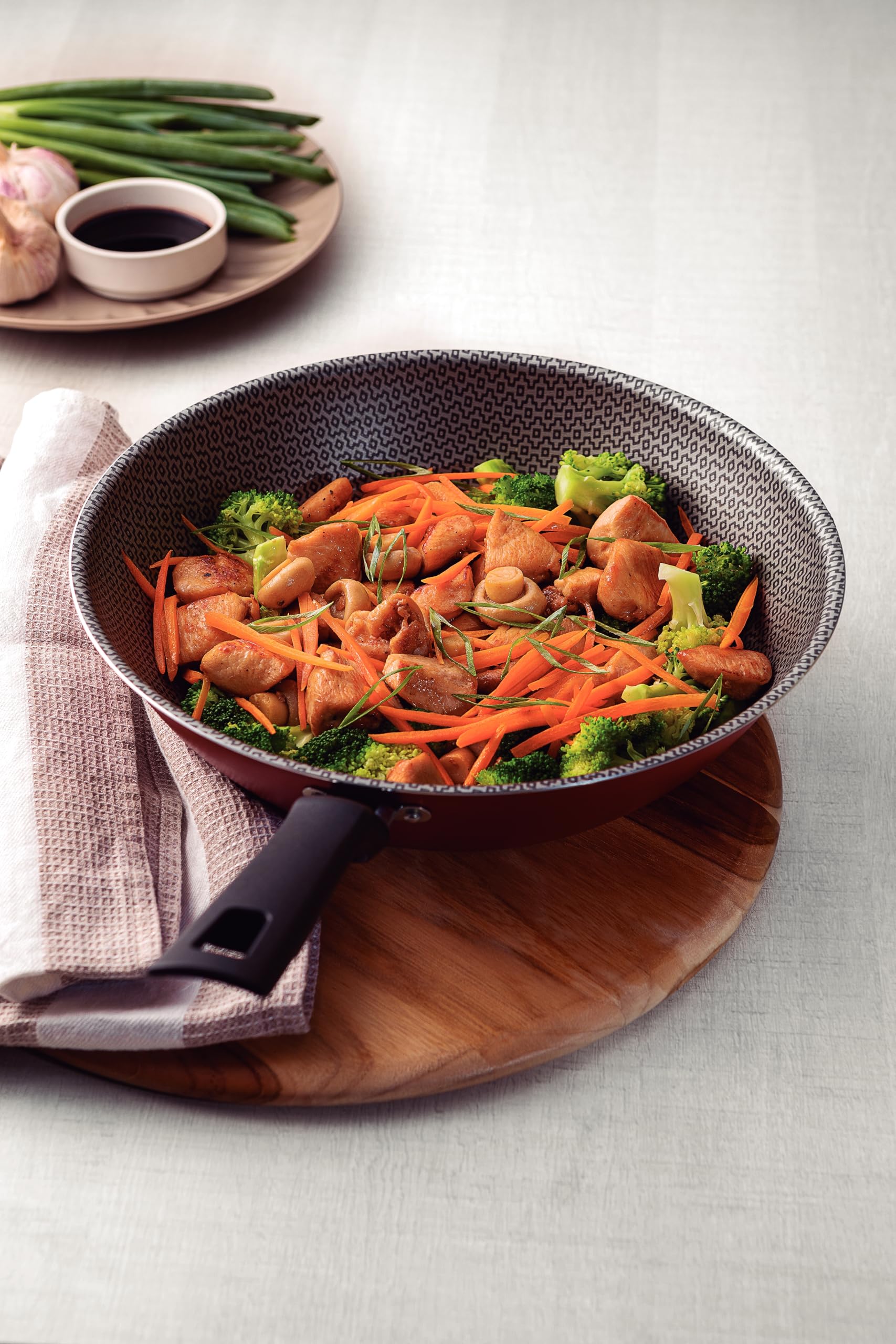 Tramontina Loreto 24cm Red Aluminum Wok Pan with Starflon Max Non-Stick Coating - 2.2L Capacity - Perfect for Stir-Frying, Sautéing & Asian Cooking
