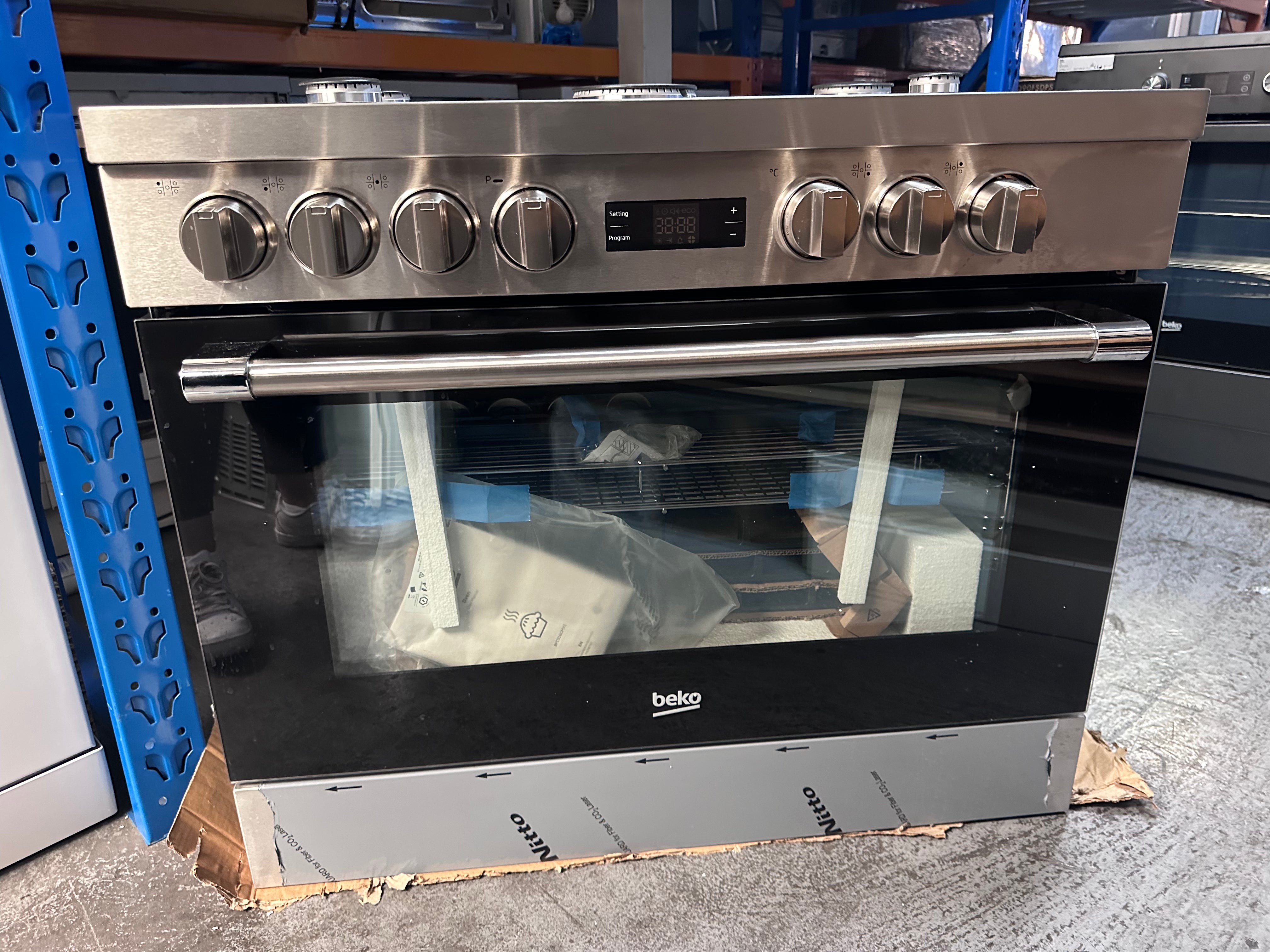 Beko 90cm Dual Fuel Freestanding Oven and Stove BFC916GMX1 - Gas Cooktop & Electric Oven - Stainless Steel Kitchen Appliance for Home Cooking & Baking [Display Unit] - Perfect for Family Kitchens & Modern Homes