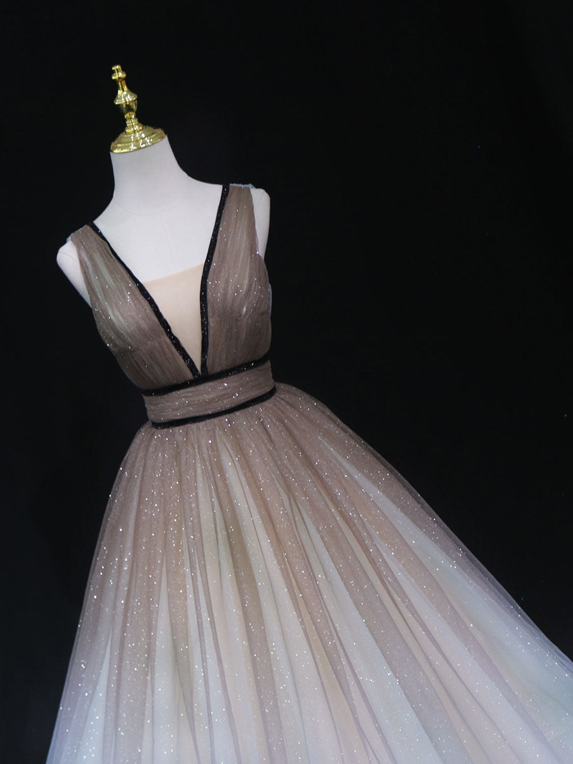Elegant V-Neck Tulle Long Prom Dress for Women - Formal Graduation Gown with Flowy Skirt | Perfect for Prom Night, Homecoming, and Special Occasions