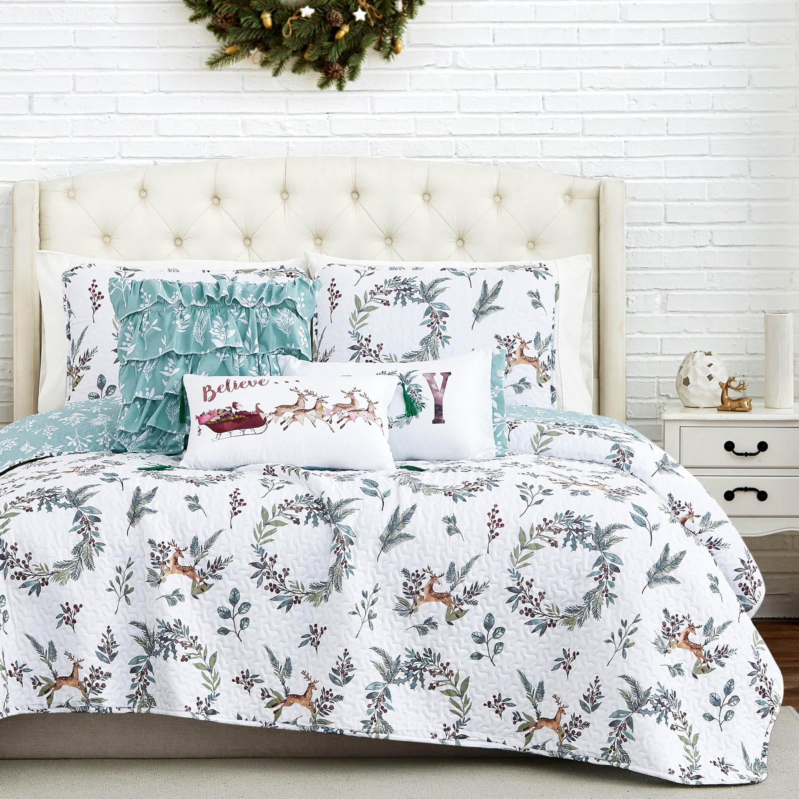 Southshore Fine Living 6-Piece Reversible King/California King Christmas Quilt Set with Pillow Shams & Throw Pillows - Holiday Wreath & Reindeer Print Bedding in White/Green - Cozy Winter Bedroom Decor for Festive Season