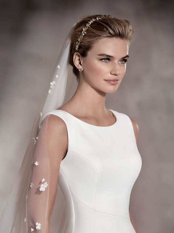 Pronovias Amaya Wedding Dress - Elegant Lace Bridal Gown for Church & Beach Ceremonies | Perfect for Romantic Outdoor Weddings