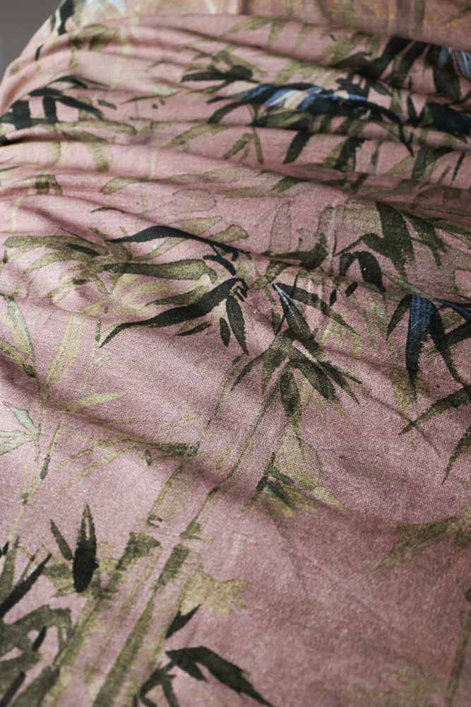 Stylish Cedomin Quilt Tapestry Throw Blanket in Rose - Soft & Cozy Bedspread for Bedroom Decor, Sofa Cover, or Picnic Accessory