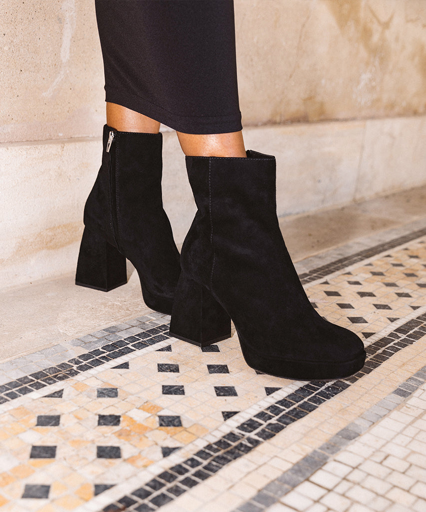 ULYSES Black Suede Boots for Men & Women - Comfortable & Stylish Ankle Boots for Casual Wear, Outdoor Hiking & Fall Fashion