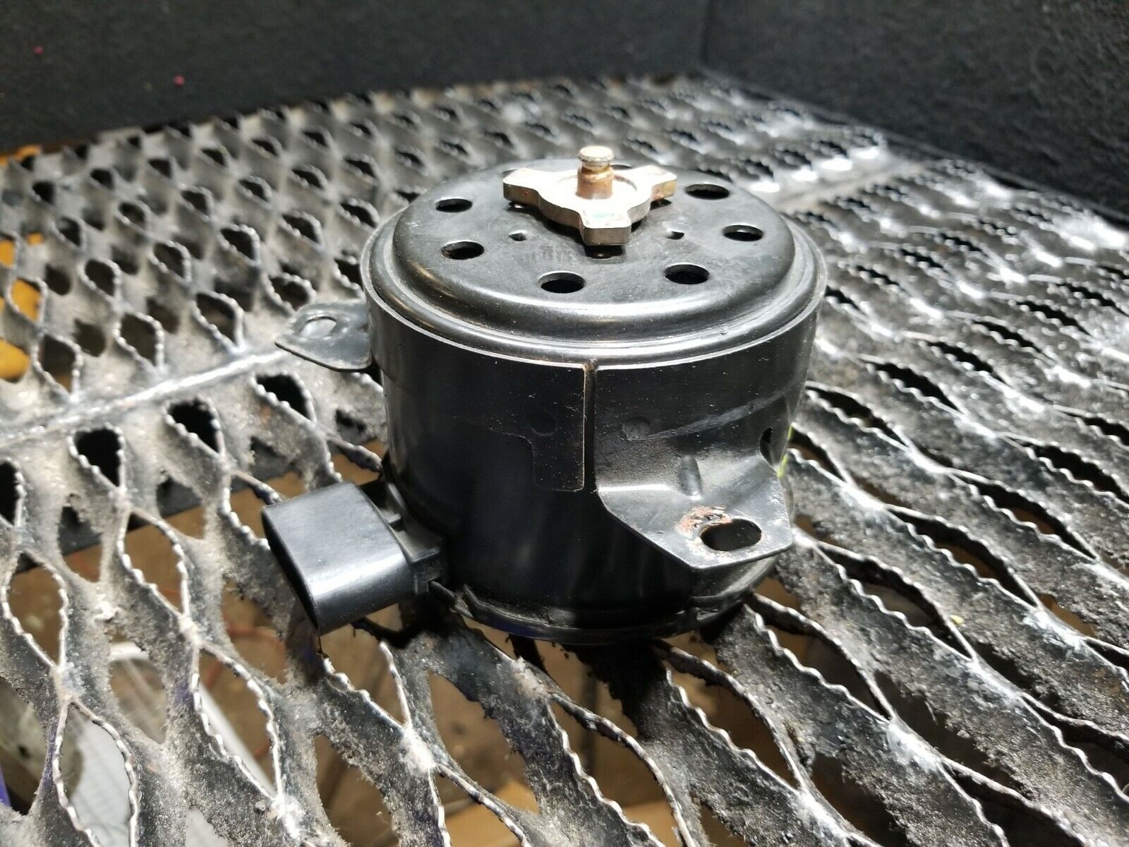 2005-2009 Ford Mustang 4.0L Radiator Cooling Fan Motor OEM Replacement Part 44K - Perfect for Engine Cooling System Repair & Performance Upgrade
