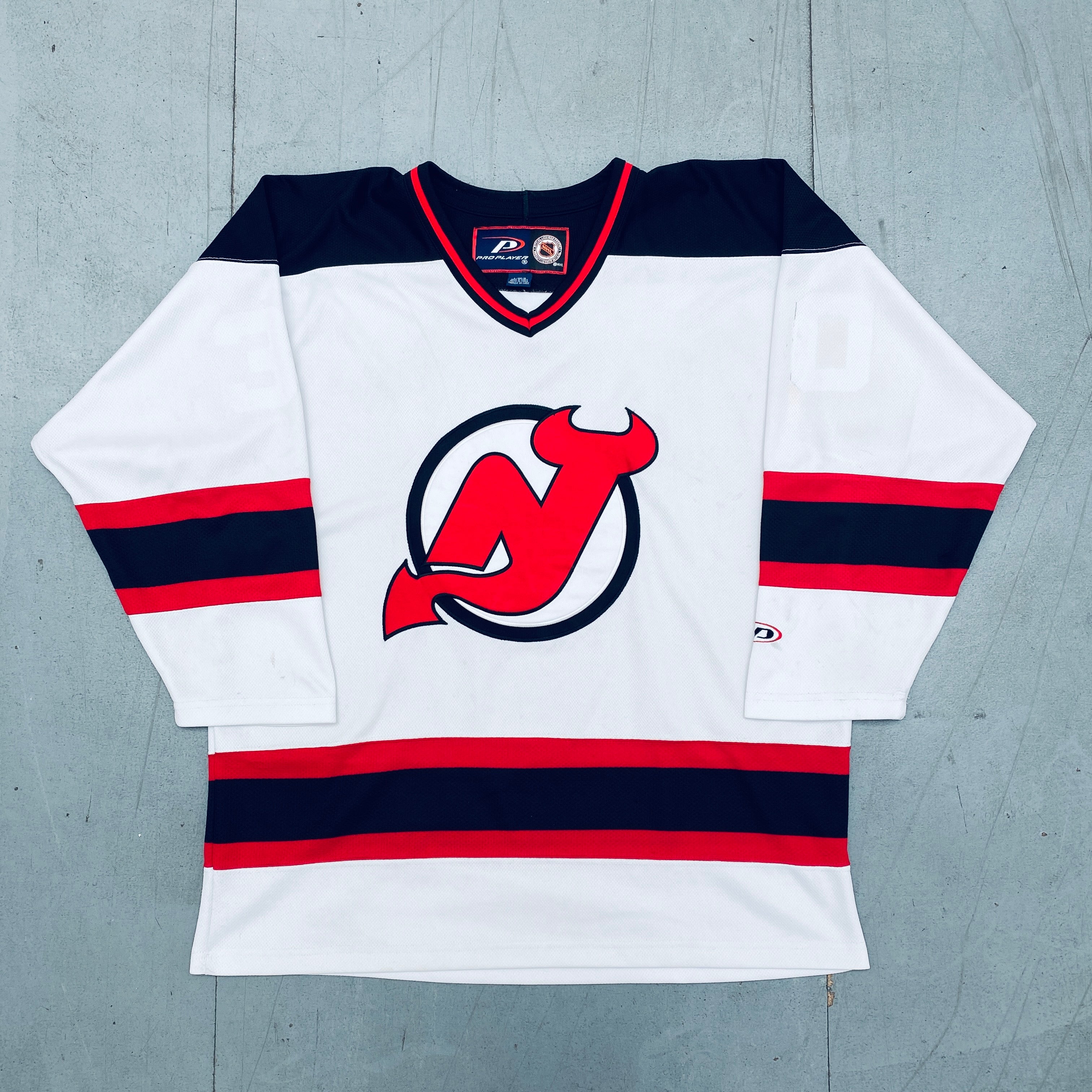 1990s New Jersey Devils NHL Pro Player Jersey - Men's Large/XL Size - Vintage Hockey Fan Gear for Games & Collectors