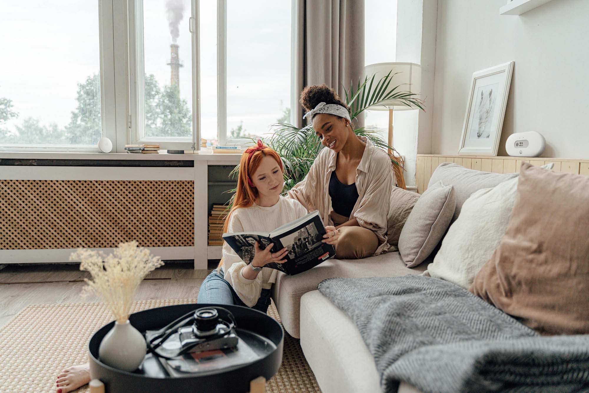 Airthings View Pollution - Smart Indoor Air Quality Monitor with PM2.5 Sensor, Humidity & Temperature Detection - Wireless WiFi & Battery Powered for Home, Office - Ideal for City Pollution & Wildfire Smoke Monitoring - Works with Mobile App