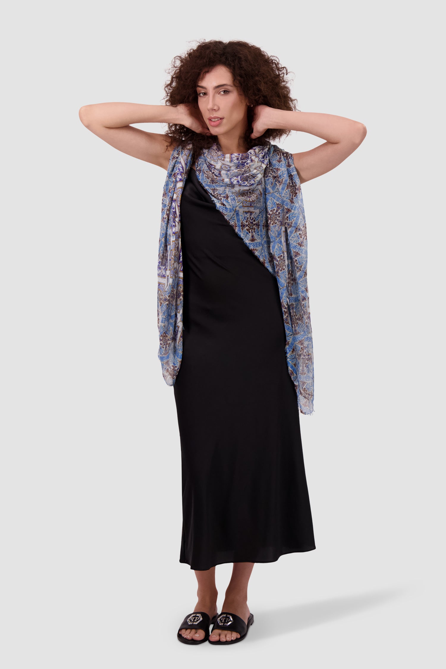 Faliero Sarti Richard Blue Scarf - Luxury Italian Cashmere Wrap for Women - Perfect for Winter Fashion, Office Wear & Gift Giving