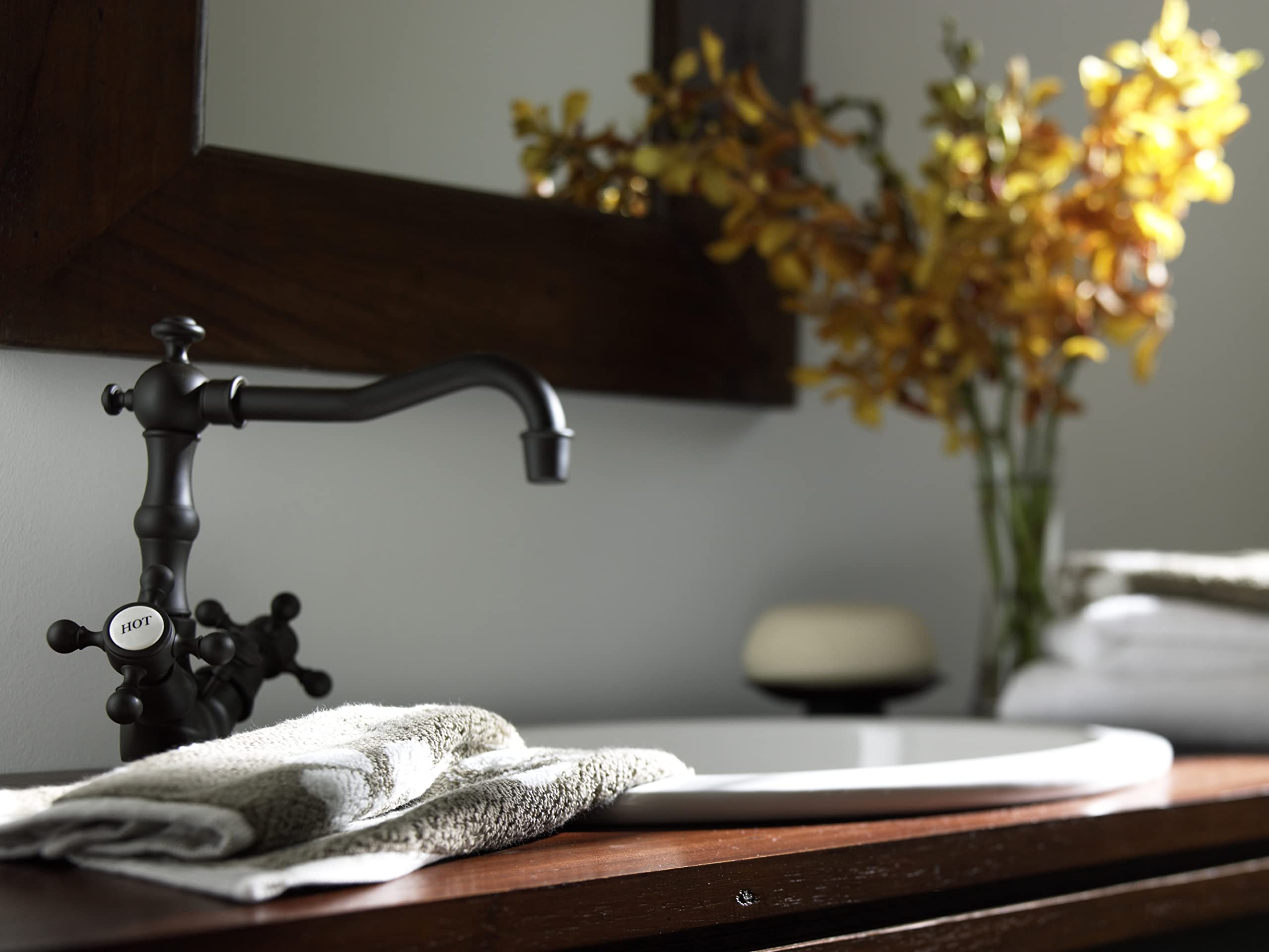 Single Hole Lavatory Faucet - Modern Bathroom Sink Faucet for Vanity, Powder Room, and Guest Bath - Chrome Finish, Easy Installation, Water-Saving Design