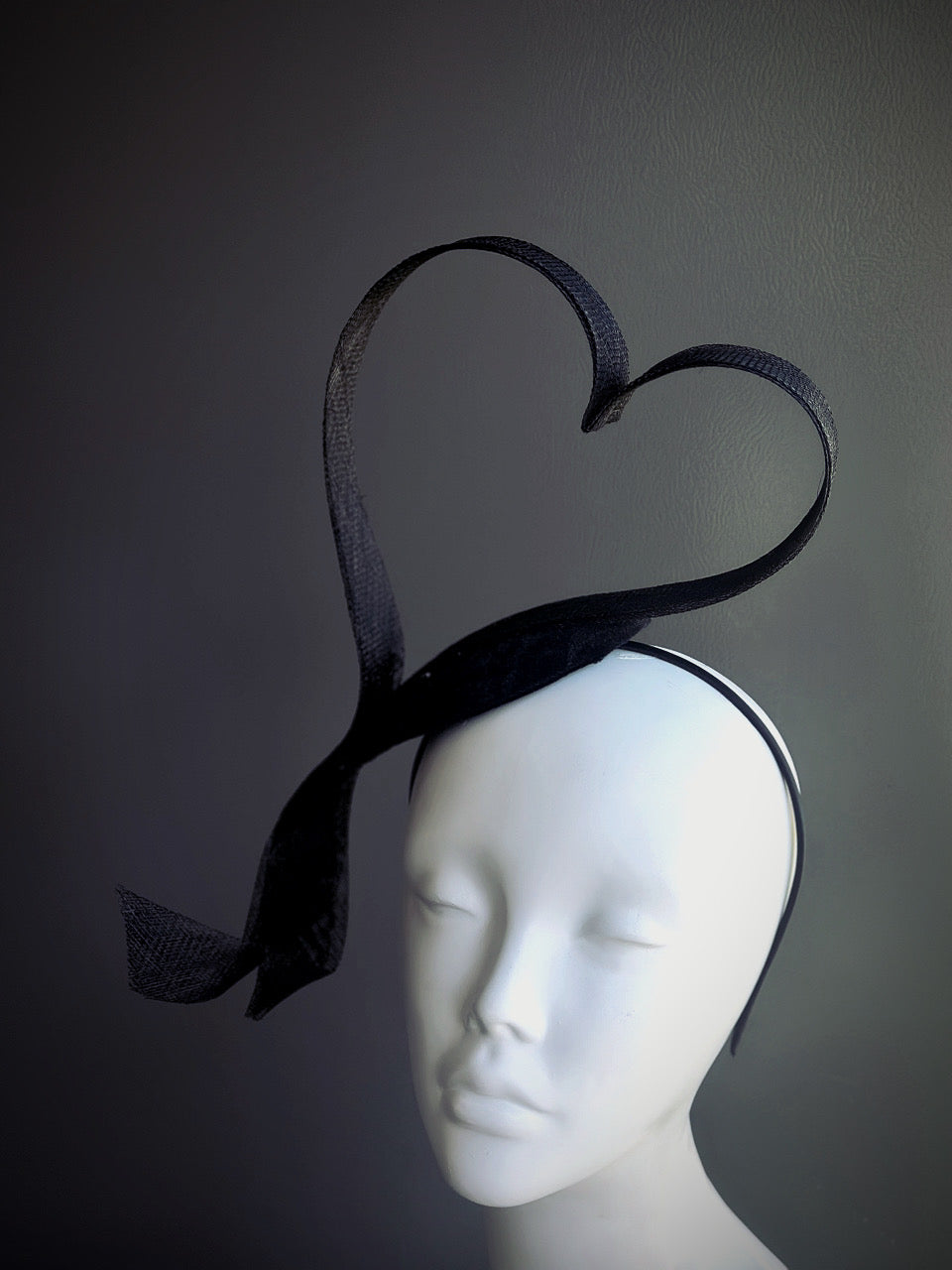 Elegant Black Heart Tea Party Fascinator Hat - Vintage Style Headpiece for Women's Afternoon Tea, Bridal Shower, and Wedding Events