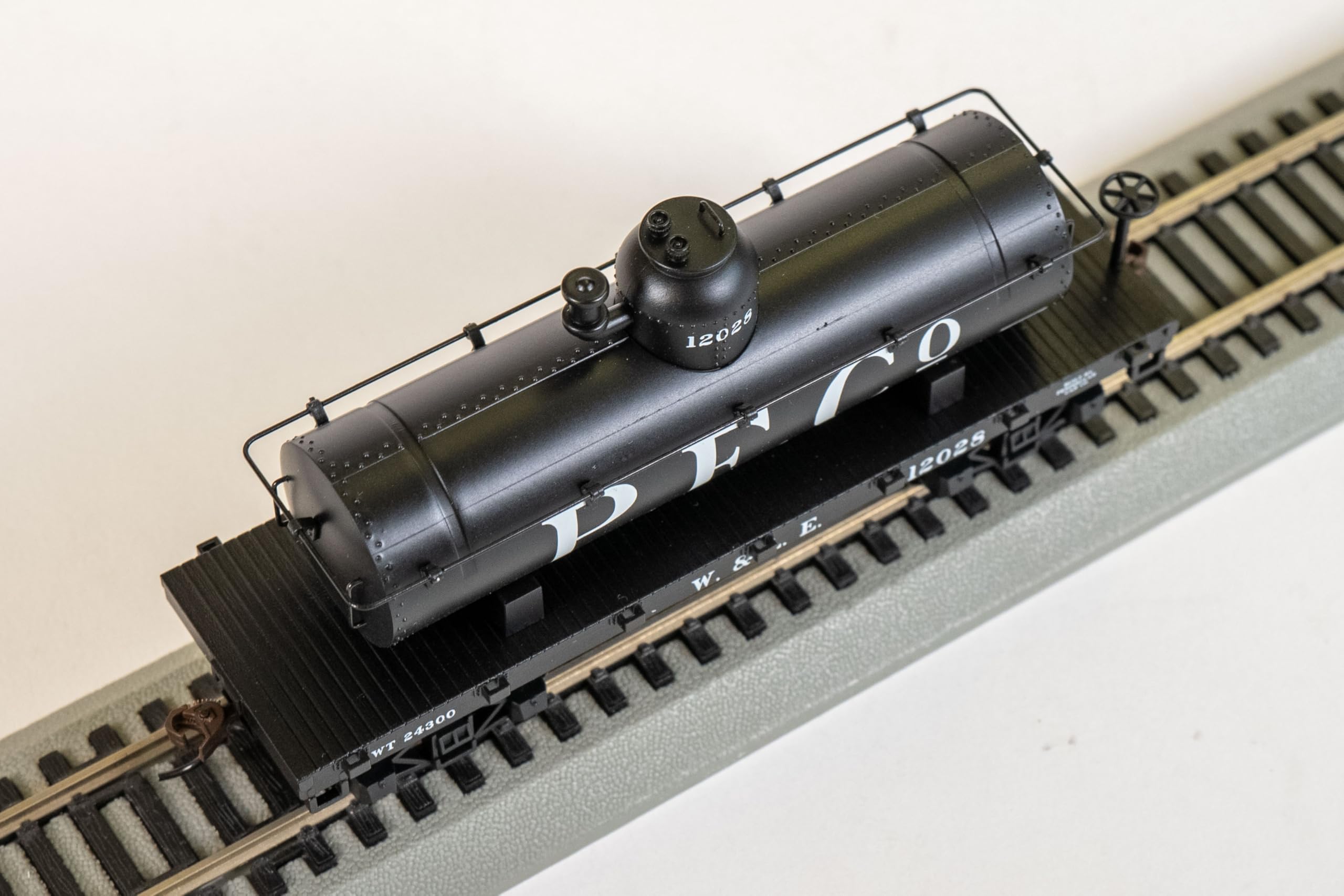 Bachmann Trains HO Scale Old-Time Tank Car - Wheeling & Lake Erie #129 Silver - Model Railroad Collectible for Train Enthusiasts & Diorama Scenes