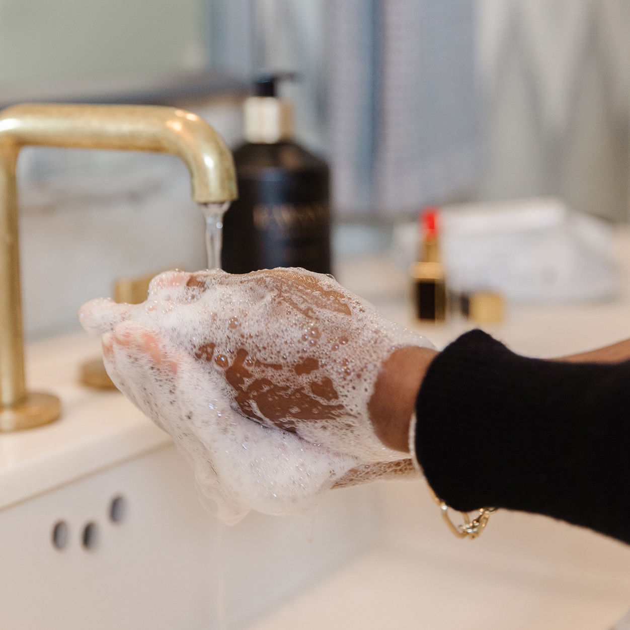 Fresh Linen Scented Hand Soap - Moisturizing & Antibacterial - Perfect for Bathroom, Kitchen & Office Use