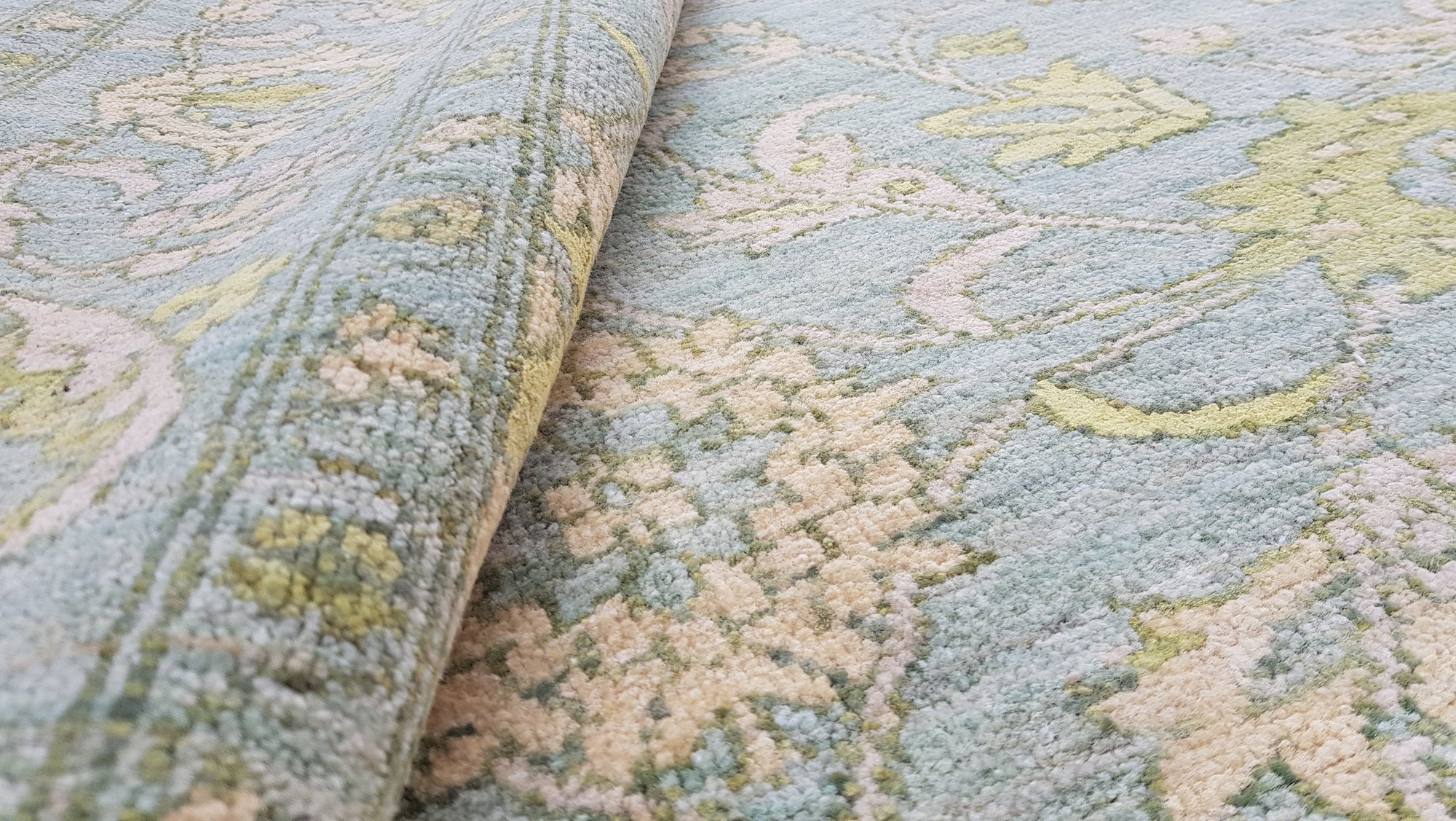 Handwoven Agra Transitional Area Rug J64052 - Perfect for Living Room, Bedroom, or Office Decor