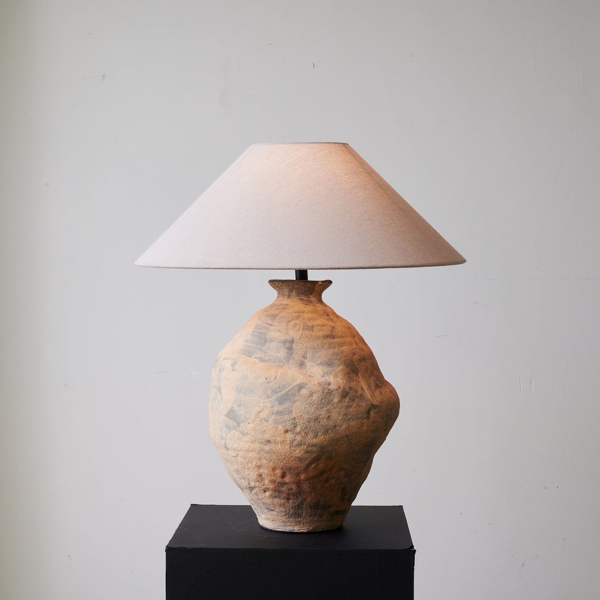 Duna Sculpted Clay Table Lamp - Handmade Ceramic Nightstand Light for Bedroom, Living Room & Office Decor