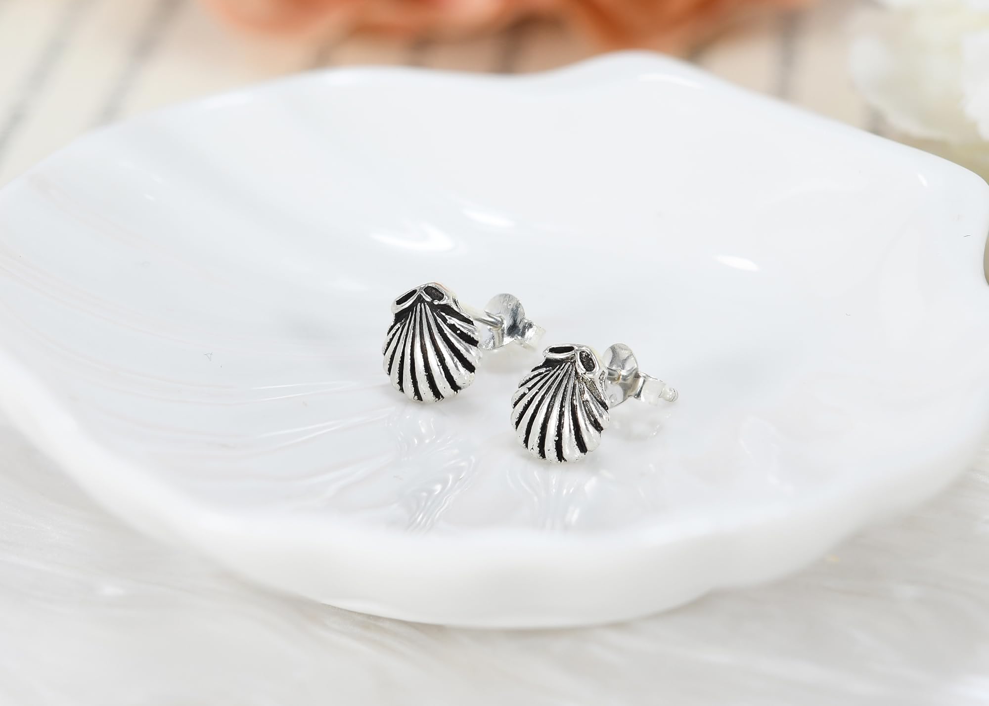 AeraVida 925 Sterling Silver Scallop Seashell Stud Earrings for Women – Minimalist Chic Jewelry for Beach, Summer, and Everyday Wear