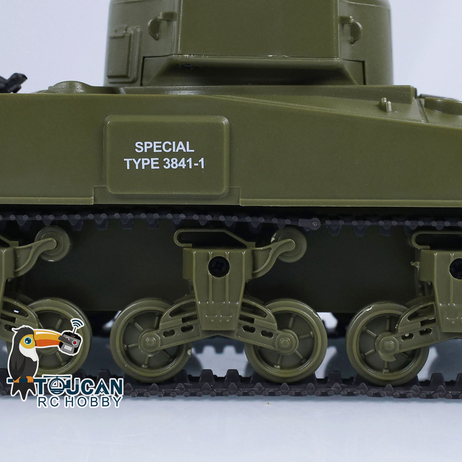 1/30 Heng Long Plastic RC Battle Tank Sherman M4A3 3841-01 2.4G Remote Control Military Vehicle - Painted & Assembled - WWII Tank Model for Collectors & Battle Simulation Games
