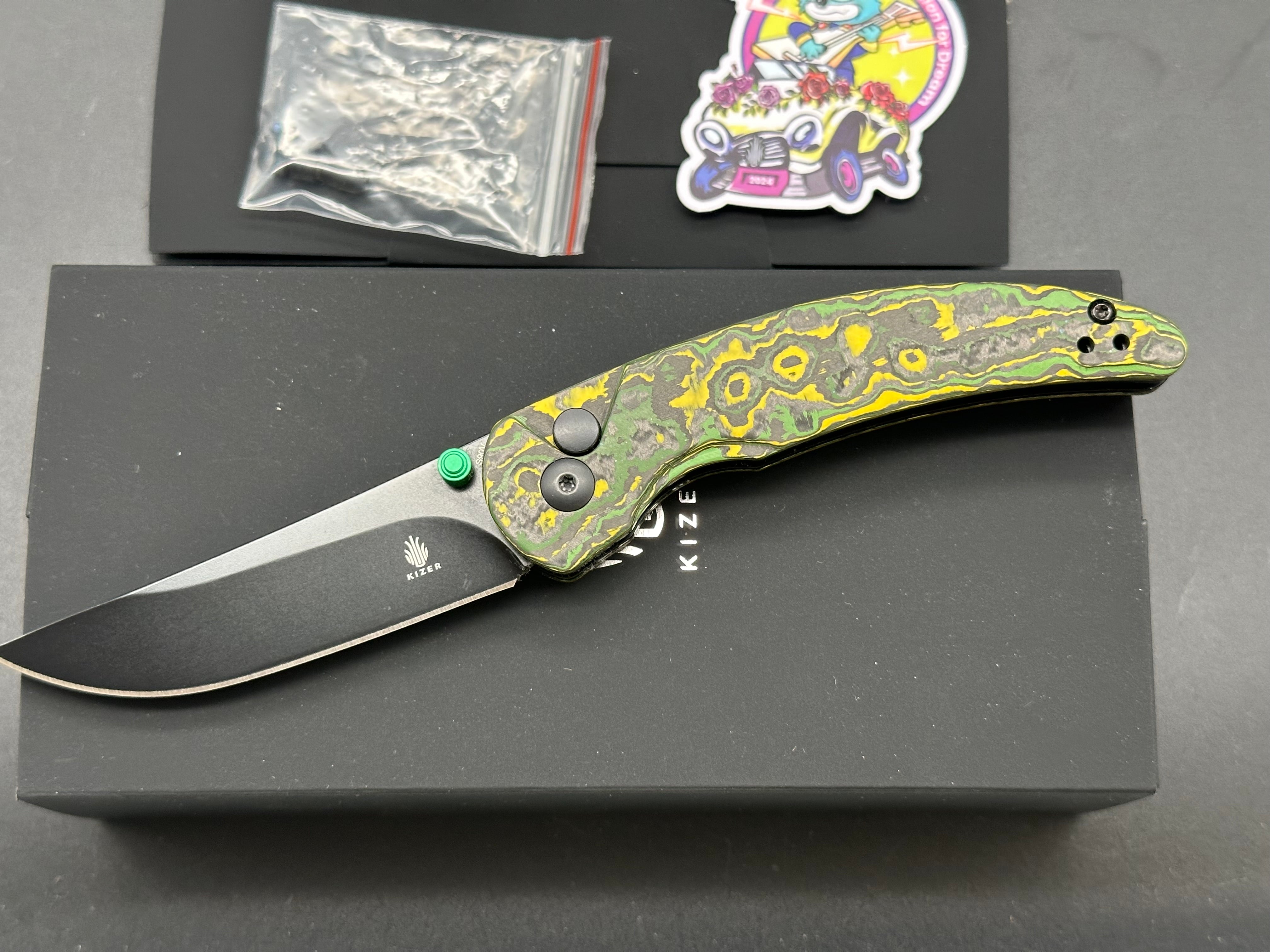 KIZER Chili Pepper Button Lock Knife - S90V Plain Black Blade, Toxic Storm Fatcarbon Handle - EDC Pocket Knife for Outdoor, Camping & Everyday Carry