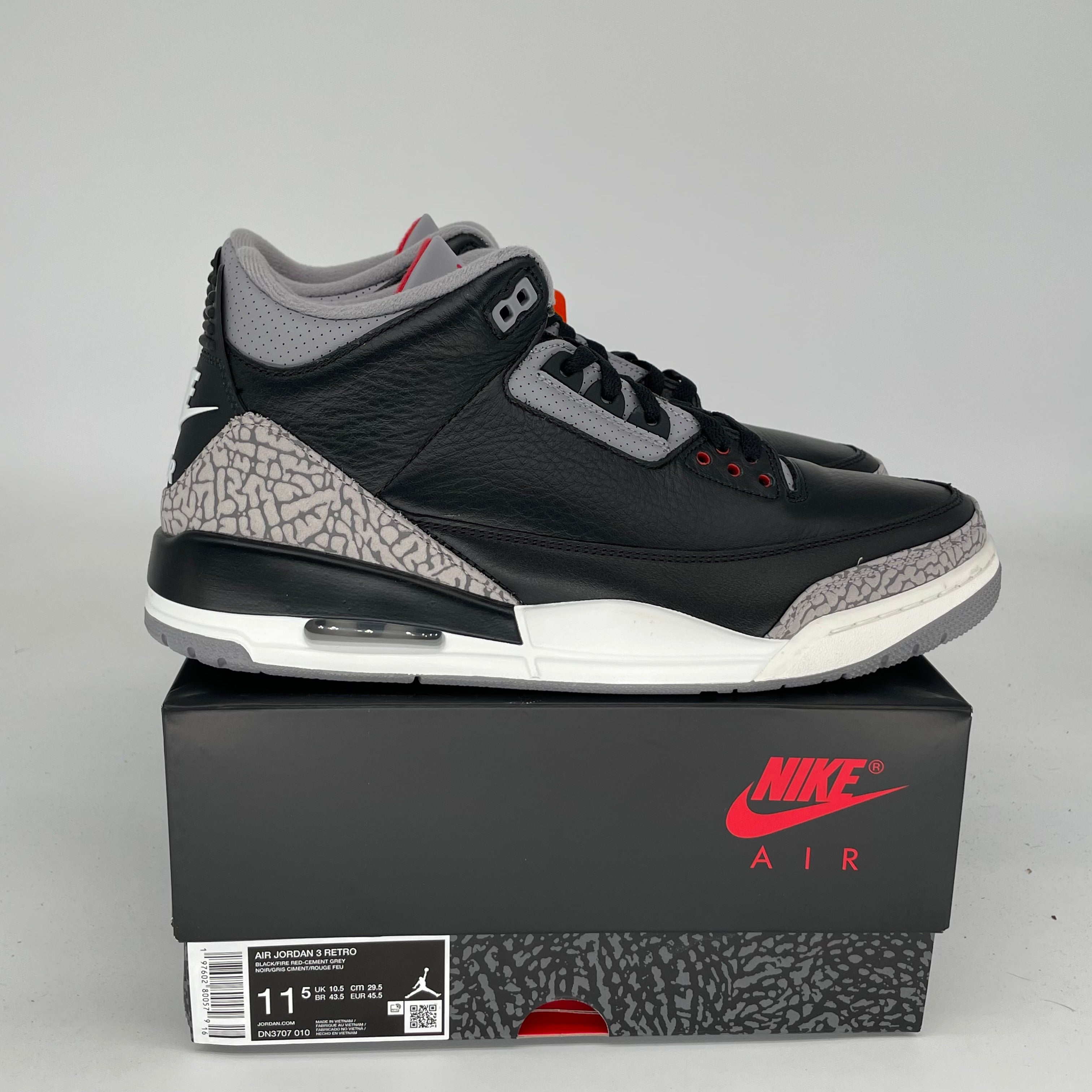 Original Title: AIR JORDAN 3 BLACK CEMENT SIZE 11.5 DN3707 010   Optimized Title: **Air Jordan 3 Retro Black Cement Men's Basketball Shoes Size 11.5 DN3707-010 - Stylish Sneakers for Streetwear & Casual Outfits**