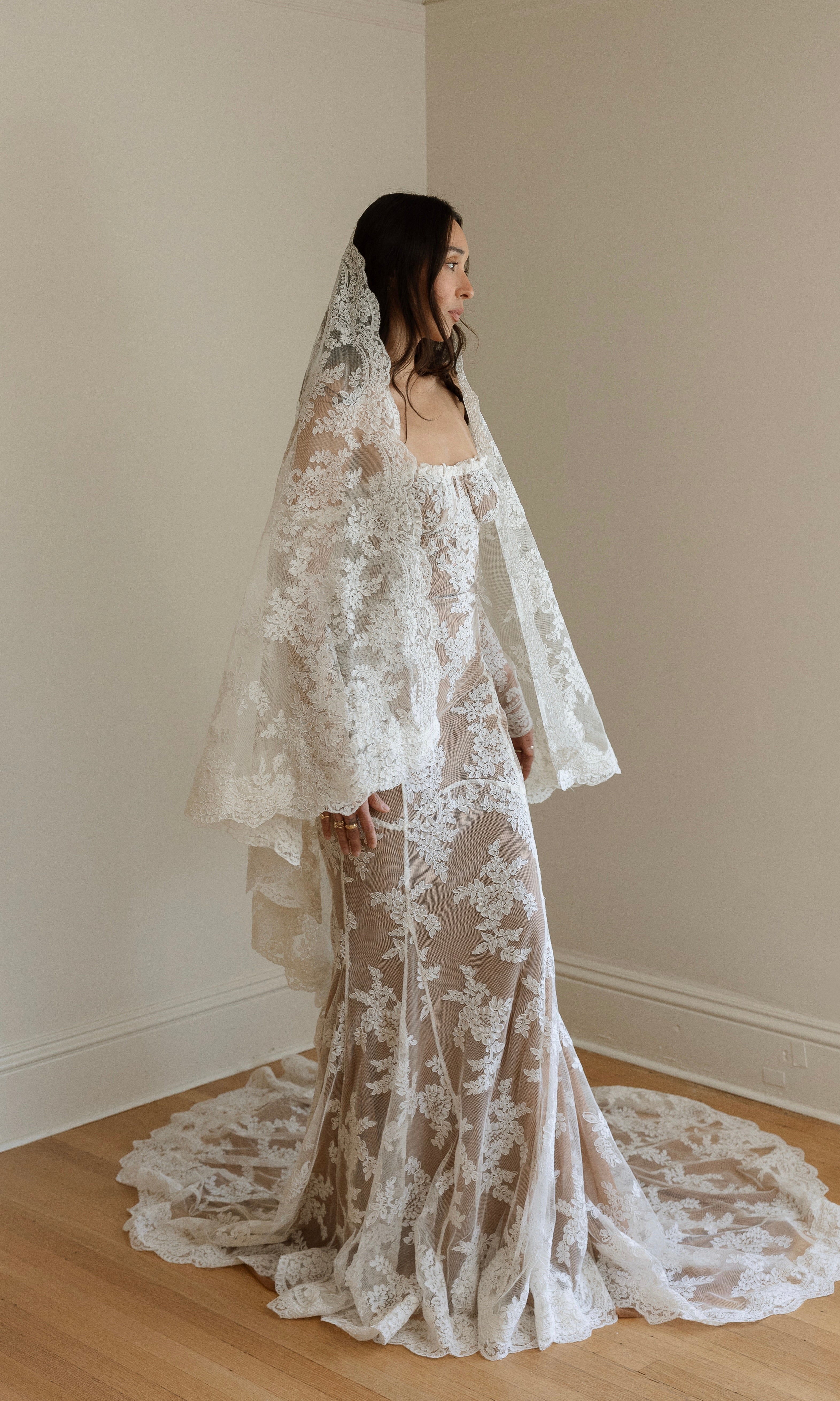 Shae Veil - Elegant & Lightweight Bridal Veil for Weddings, Perfect for Brides, Photoshoots & Special Occasions