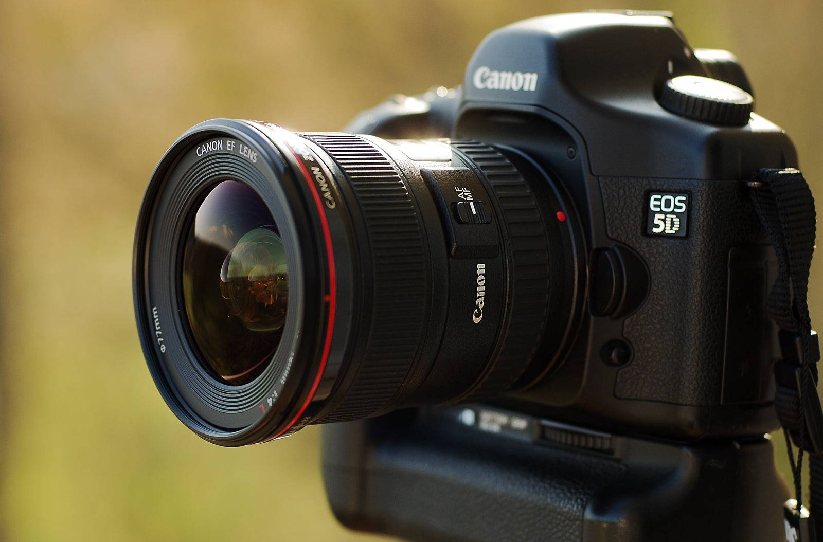 Canon EF 17-40mm f/4L USM Ultra Wide Angle Zoom Lens for DSLR Cameras - Perfect for Landscape, Architecture & Travel Photography