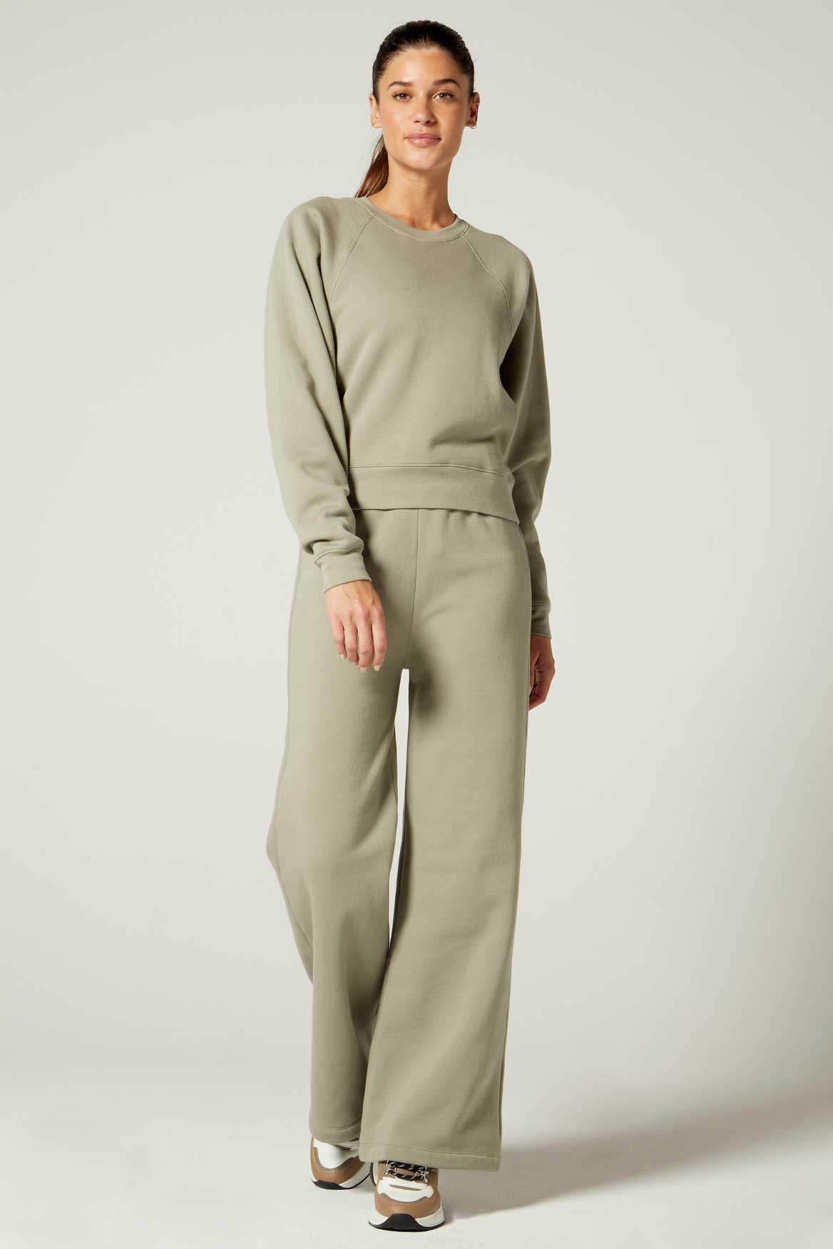 Amor Raglan Sweatshirt Willow - Women's Casual Long Sleeve Pullover for Everyday Wear, Street Style & Loungewear