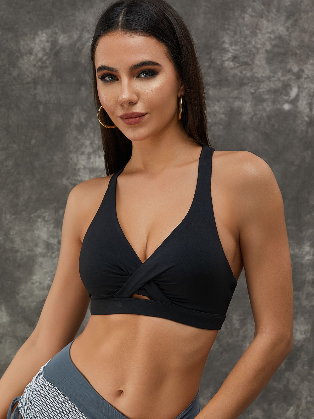 ZASUWA Women's Twist Hollow Out Sports Bra - Breathable Workout Top for Yoga, Running & Gym - Comfortable & Stylish Activewear