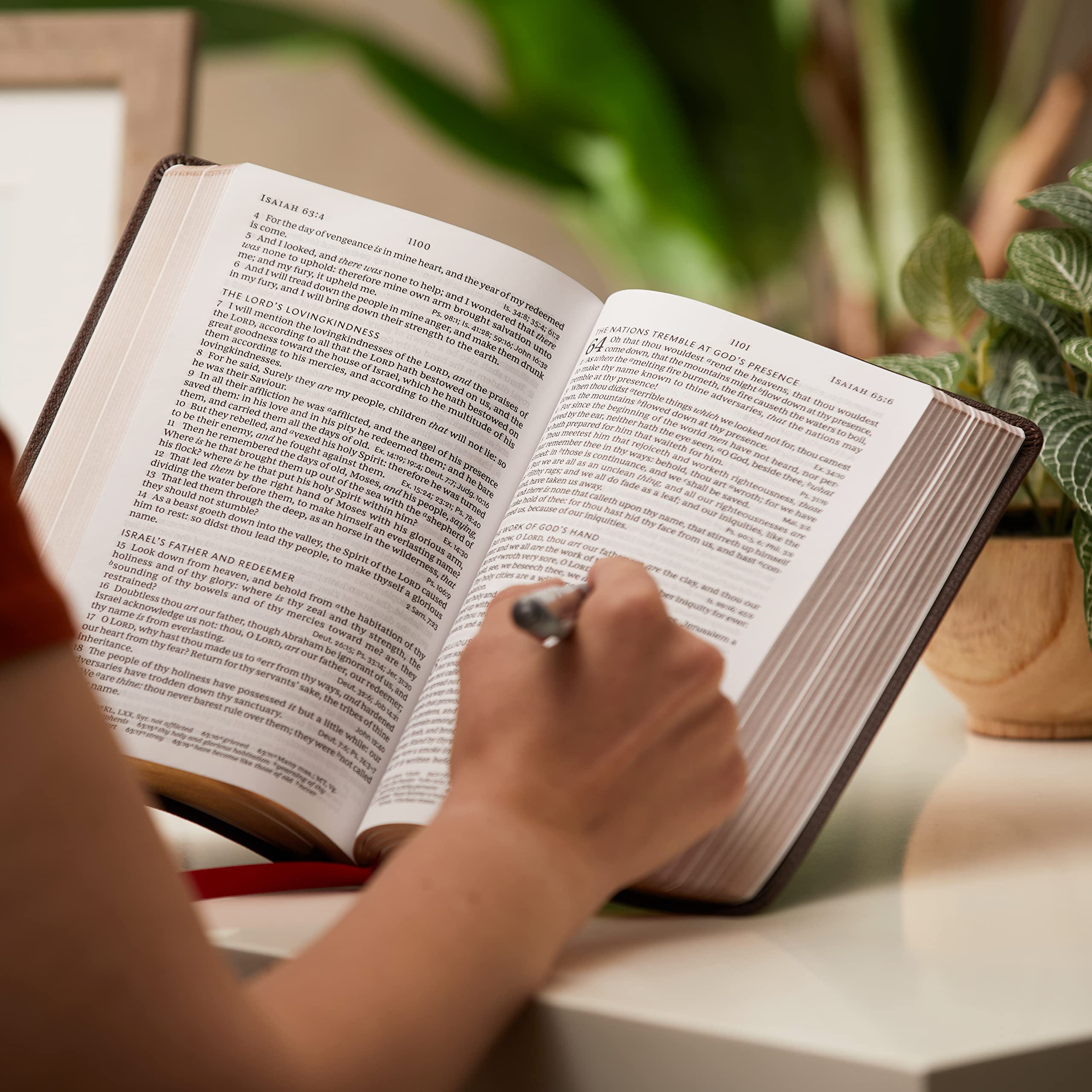 KJV Holy Bible - Large Print Single-Column Edition with 43,000 Cross References | Black Leathersoft Cover | Personal Size Red Letter Comfort Print | King James Version | Perfect for Daily Devotion, Bible Study & Church Services