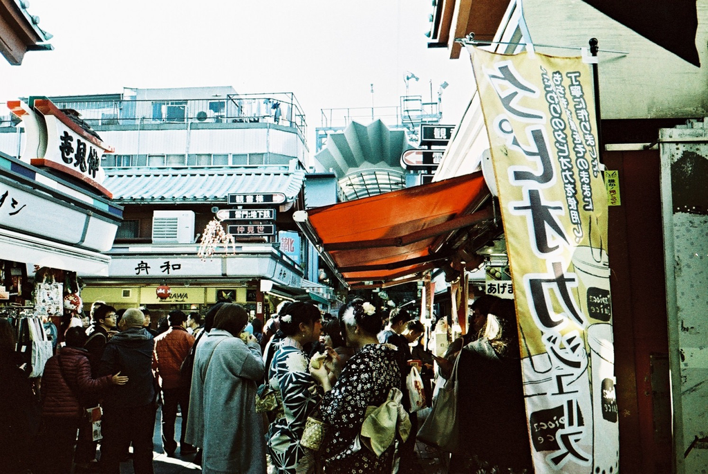 Lomography LomoChrome Metropolis XR 100-400 ISO 35mm Film (36 Exposures) - Vintage Aesthetic & High Contrast for Street Photography & Creative Projects