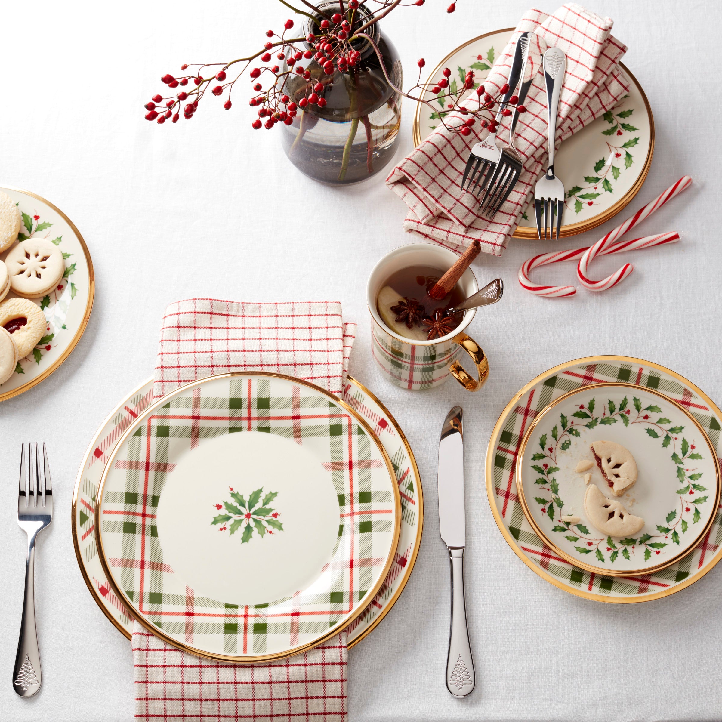 Holiday Plaid Dinner Plates Set of 4 - Festive Christmas Tableware for Holiday Parties & Family Gatherings