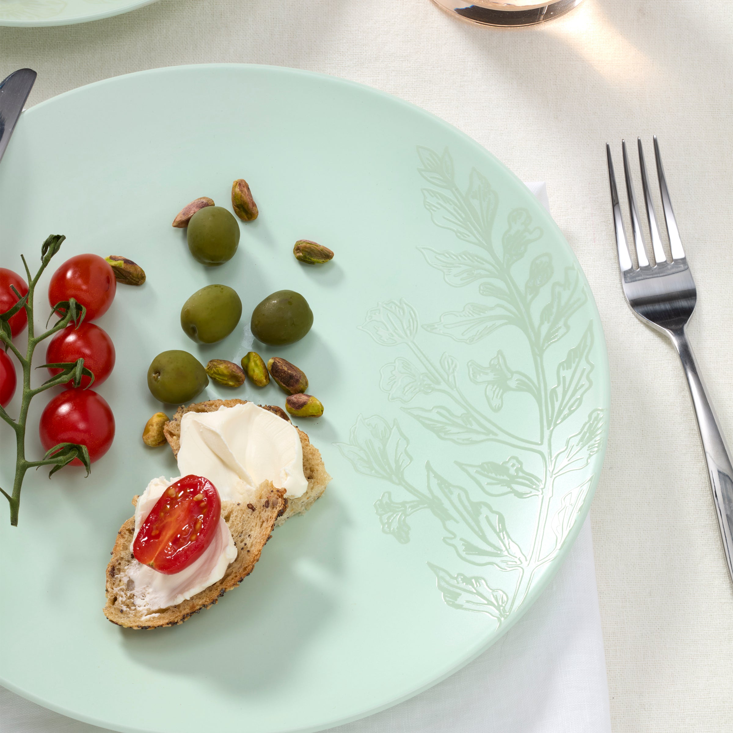 Roseto Soft Sage 12-Piece Dinnerware Set - Porcelain Plates, Bowls & Mugs for Everyday Dining, Family Gatherings & Dinner Parties