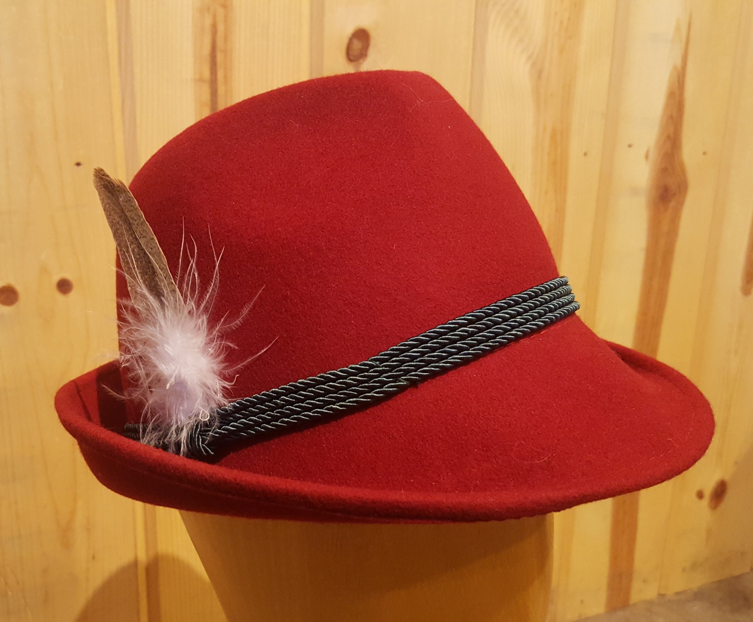 Premium French Alpine Hat with Feather - Stylish Wool Beret for Women & Men - Perfect for Winter, Hiking, and Fashion Outfits