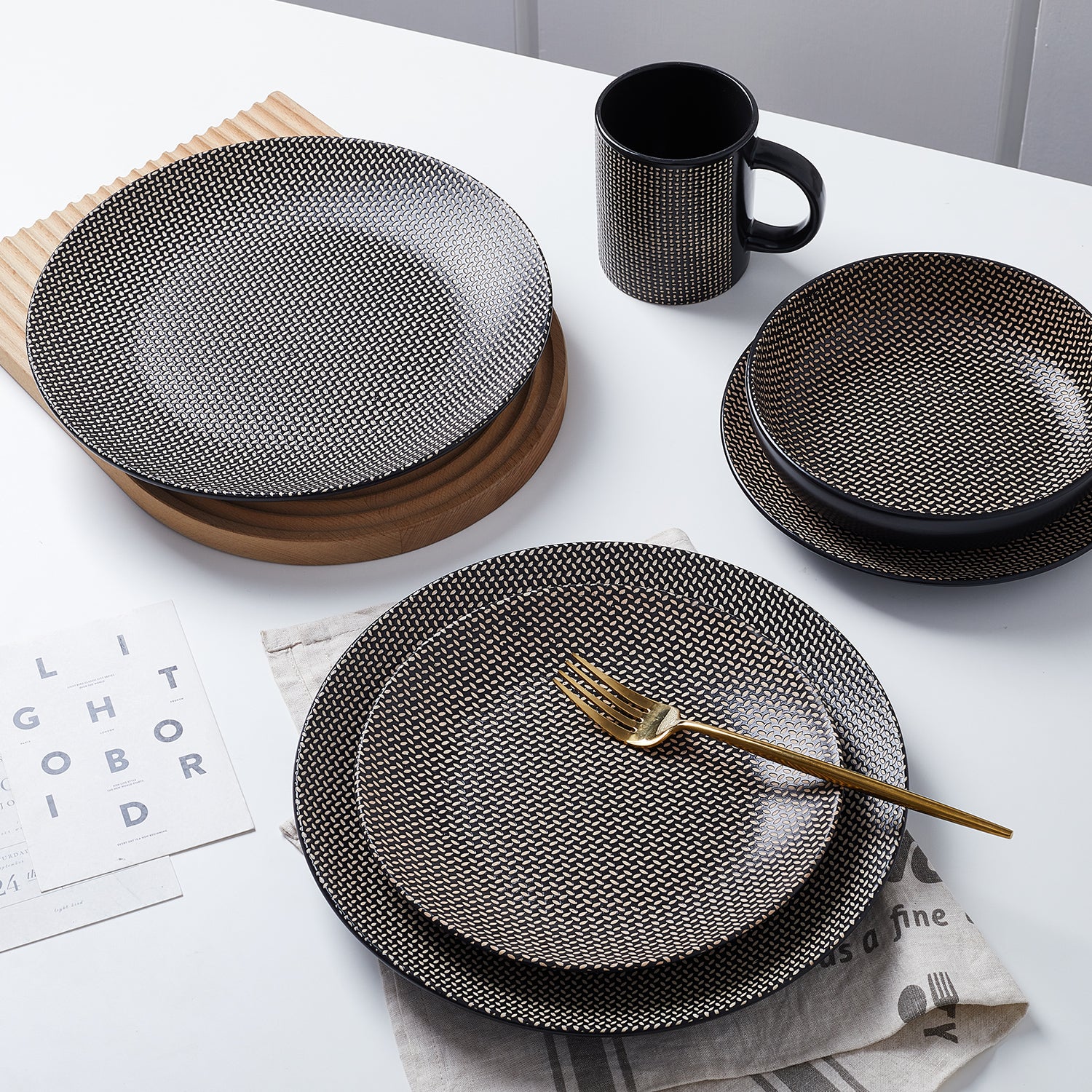 Premium Daisy Stoneware Dinnerware Set - 16-Piece Brown & Black Ceramic Plates & Bowls for Everyday Dining & Entertaining