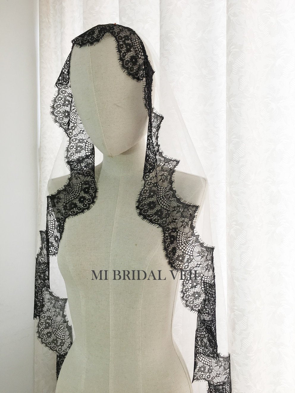 Elegant Black Mantilla Lace Wedding Veil with Blusher - Spanish Style Bridal Veil for Church Ceremony & Romantic Weddings