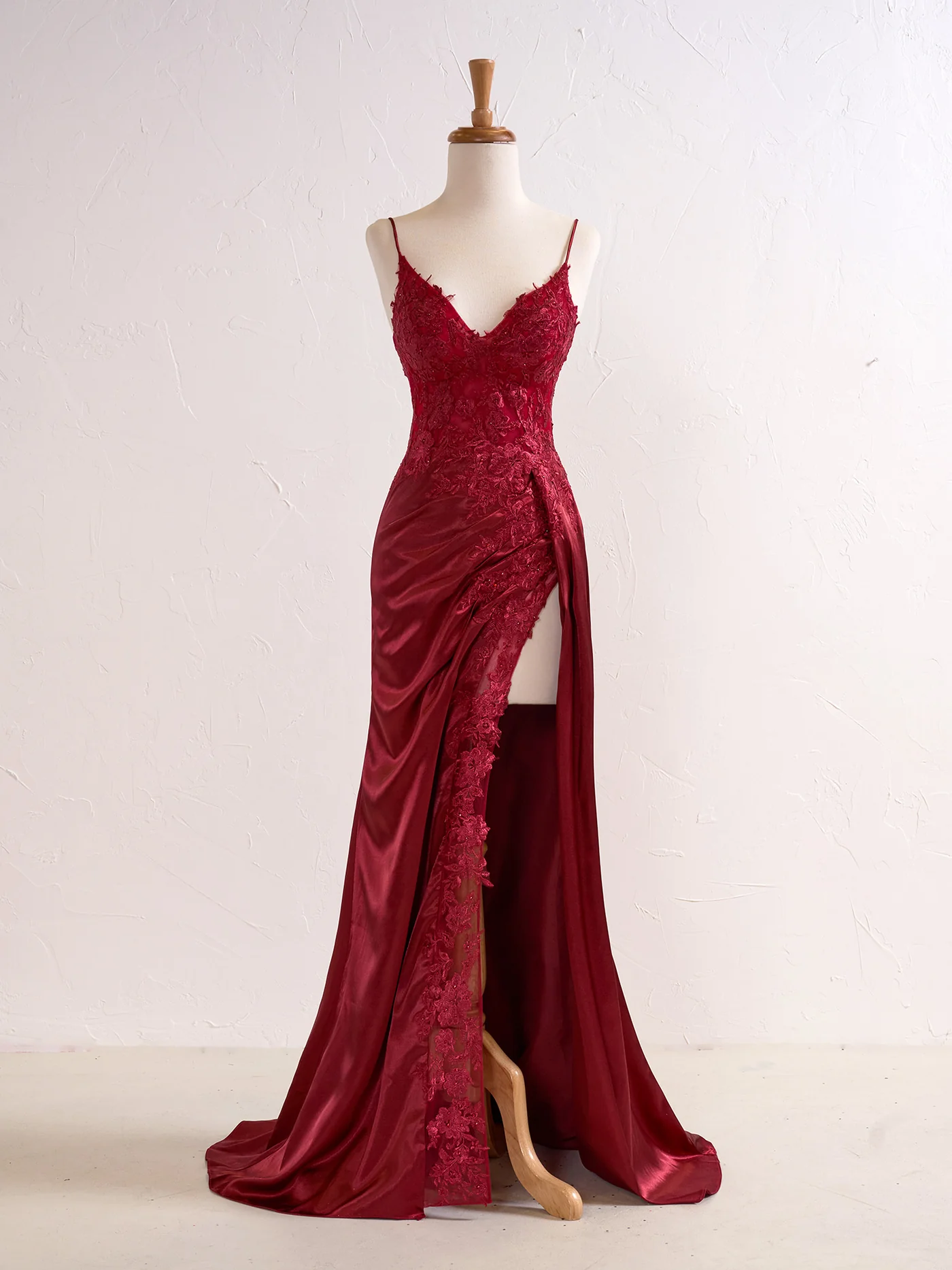 2025 Black Long Prom Dress with Lace V-Neck - Elegant A-Line Formal Gown with High Slit for Homecoming, Evening Party & Special Occasions