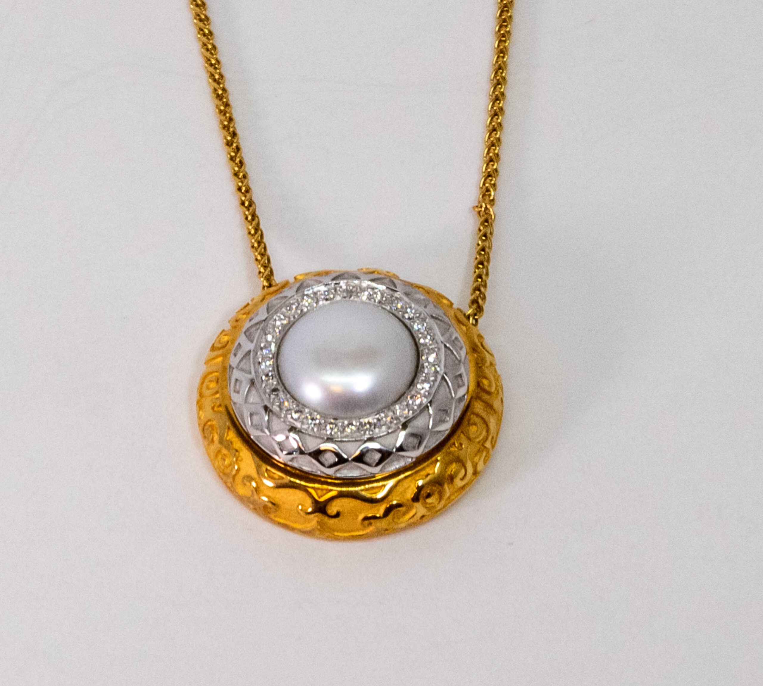 Carrera Y Carrera Musica Alegoria 18K Yellow Gold & White Gold Pearl Pendant Necklace - Elegant Jewelry Gift for Women, Perfect for Weddings, Anniversaries & Special Occasions