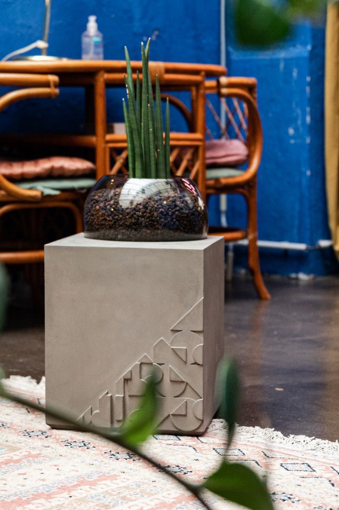 Modern Curb Accent Table by Lyon Beton - Stylish Concrete Side Table for Living Room, Bedroom & Outdoor - Perfect for Coffee, Books & Décor