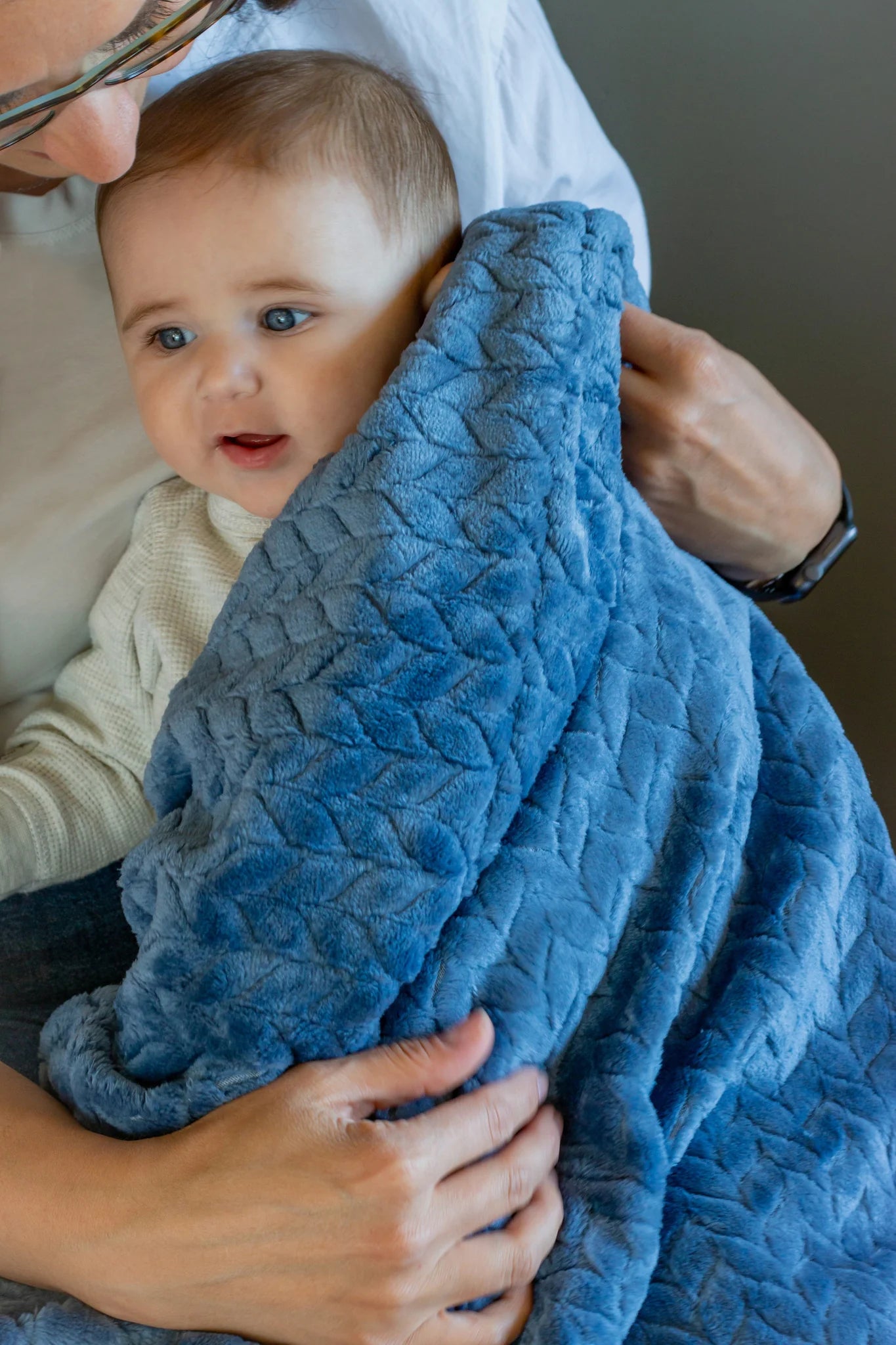 Premium Jacquard Flannel Blanket - Soft & Cozy Navy Blue Plush Throw for Bed, Couch & Outdoor Use - Perfect for Winter Nights, Camping & Home Decor