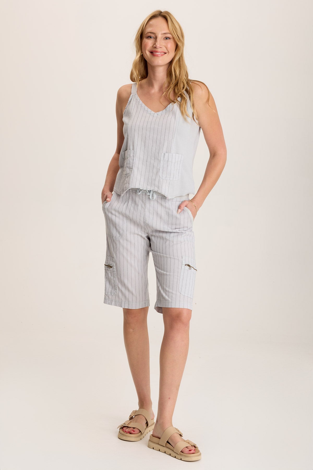 Fashionable Men's Bermuda Linen Shorts with Cargo Pockets - Breathable Pinstripe Design for Summer, Beach & Casual Wear