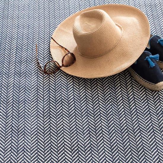 Dash & Albert Herringbone Navy/Ivory Indoor/Outdoor Rug - Water-Resistant, Durable & Stylish - Perfect for Living Room, Patio, Deck or Bedroom