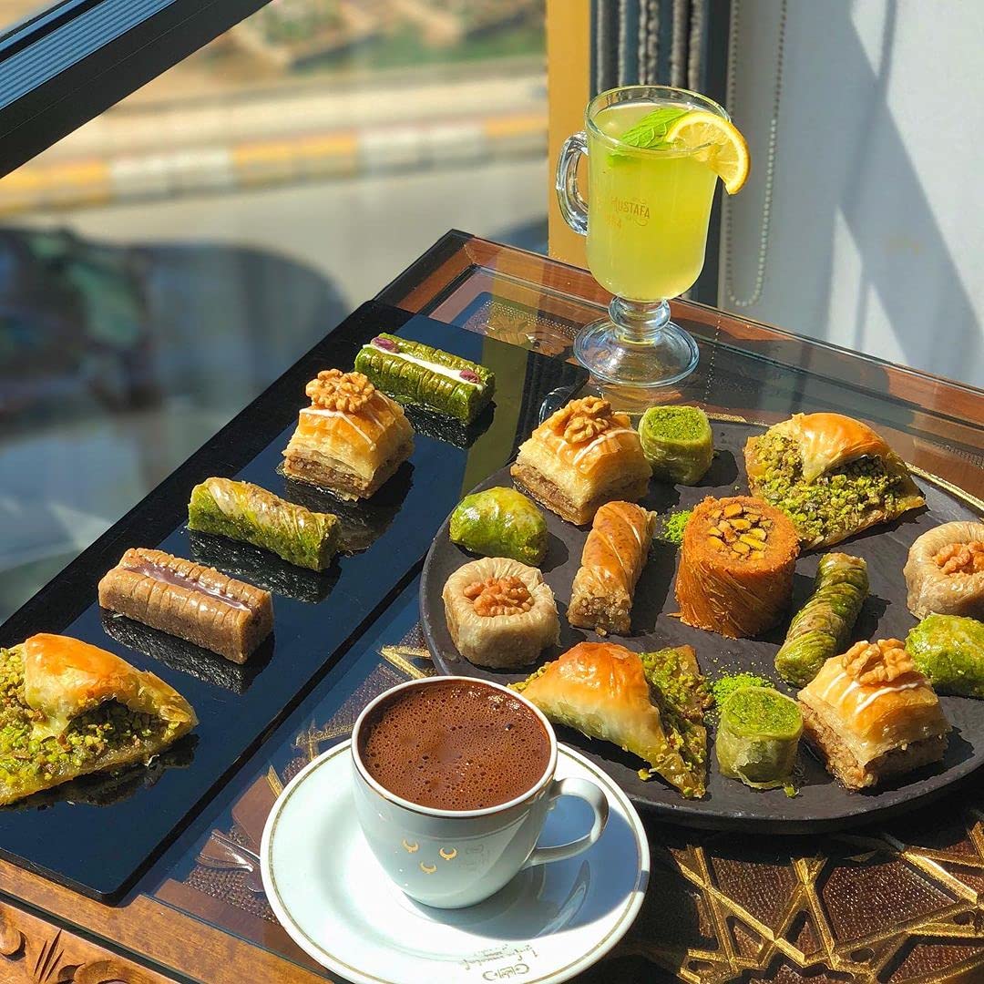 Hafiz Mustafa 1864 Istanbul Baklava Pastry Gift Box - Authentic Turkish Baklava Dessert with Fresh Phyllo Dough, Pistachio, Hazelnut & Walnut - Perfect for Birthday, Christmas Gifts, Parties & Tea Time Snacks