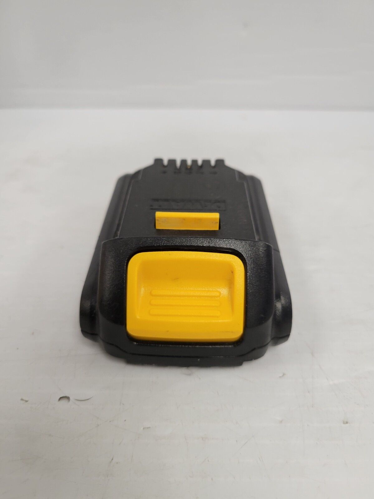 DEWALT DCB207 20V MAX Lithium-Ion Battery Pack - Compatible with DEWALT 20V Tools - Power Drills, Saws & Outdoor Equipment - Perfect for Construction, DIY Projects & Professional Use