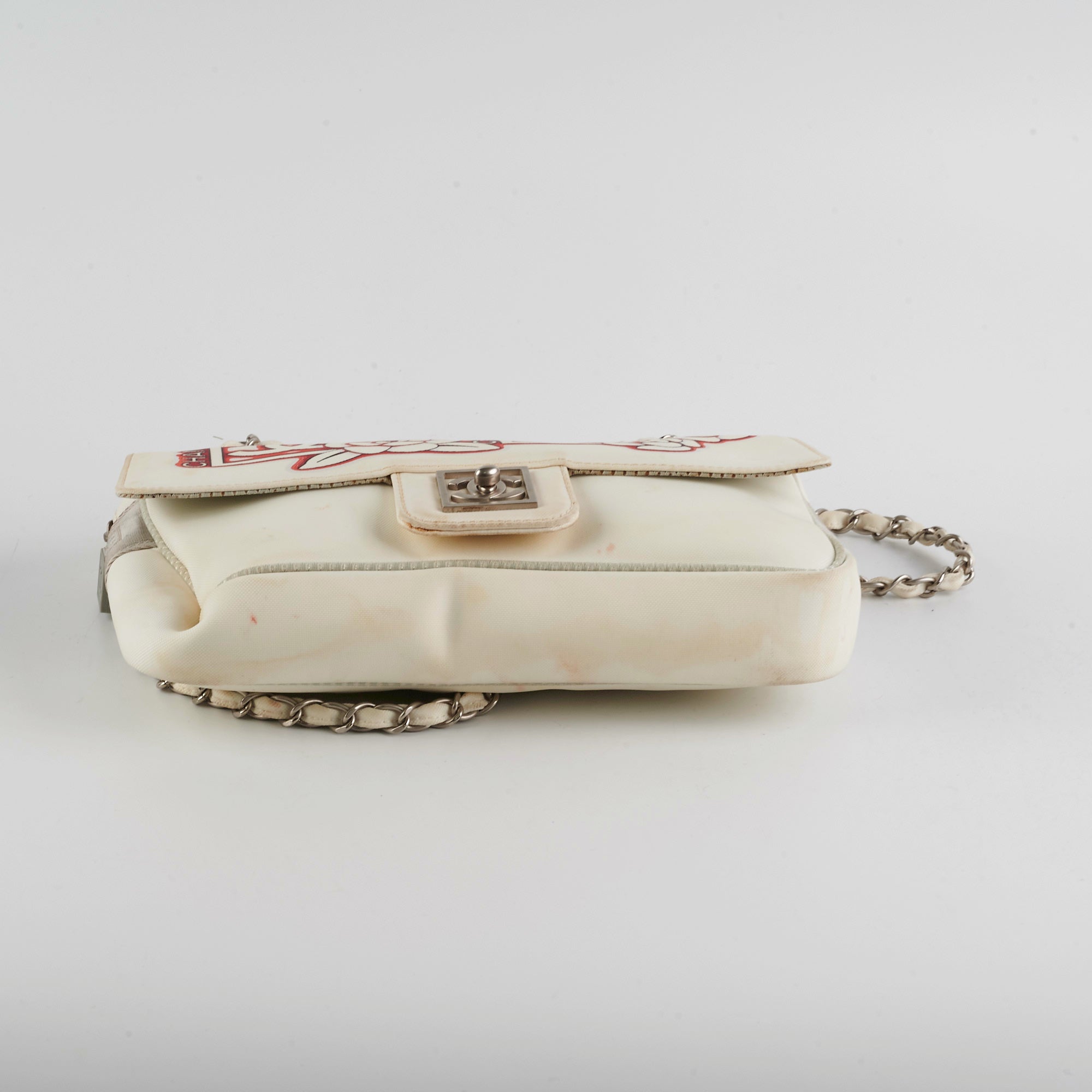 Chanel Camellia Seasonal Flap Bag with Zipper in White - Luxury Crossbody Purse for Women, Perfect for Parties & Evening Events